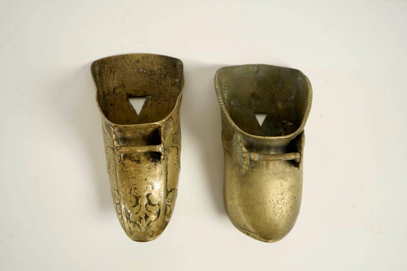 Two Dutch Shoes from the 17th Century in Bronze In Excellent Condition In Saint-Ouen, FR