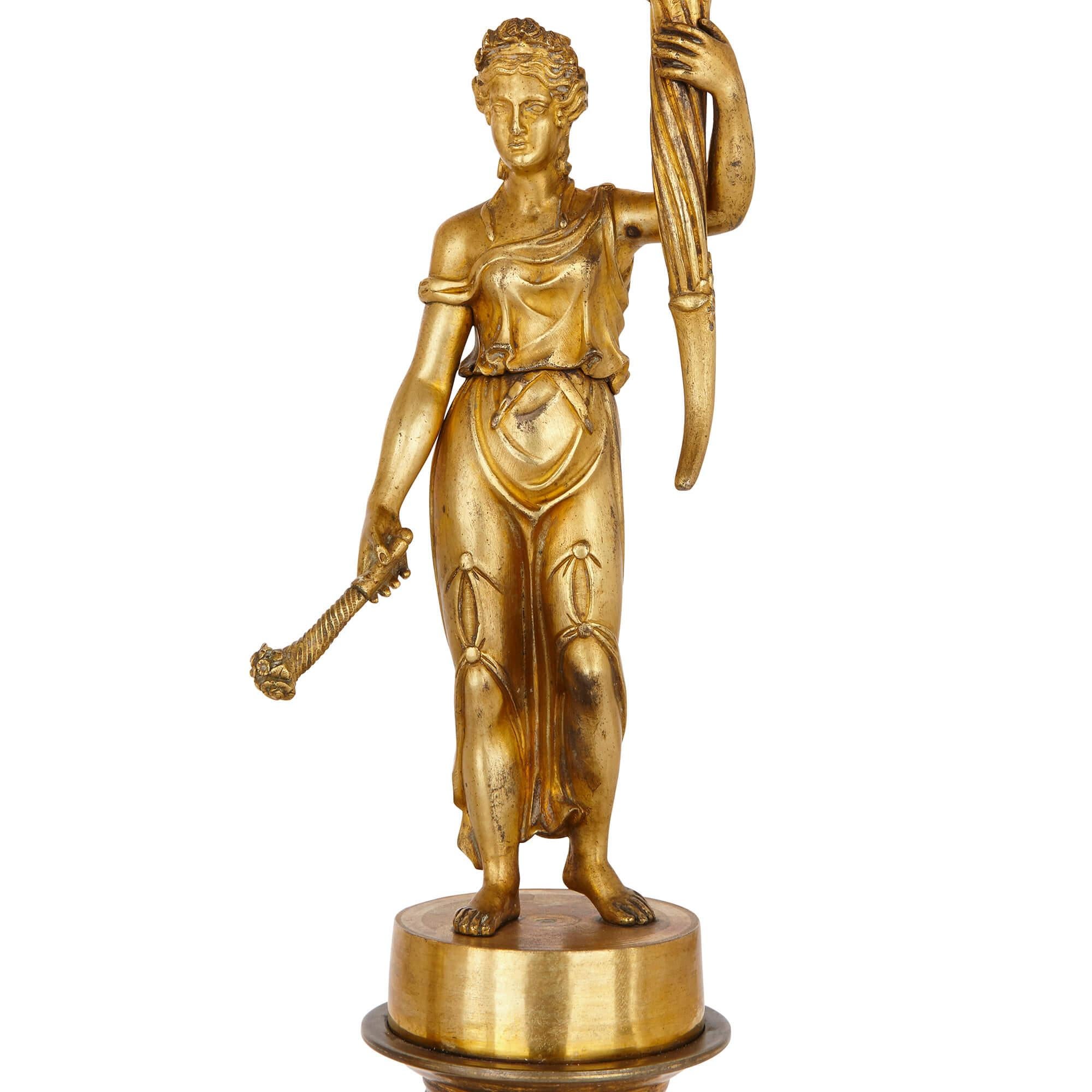 Doré Deux candélabres en bronze doré de style Empire français du début du XIXe siècle en vente