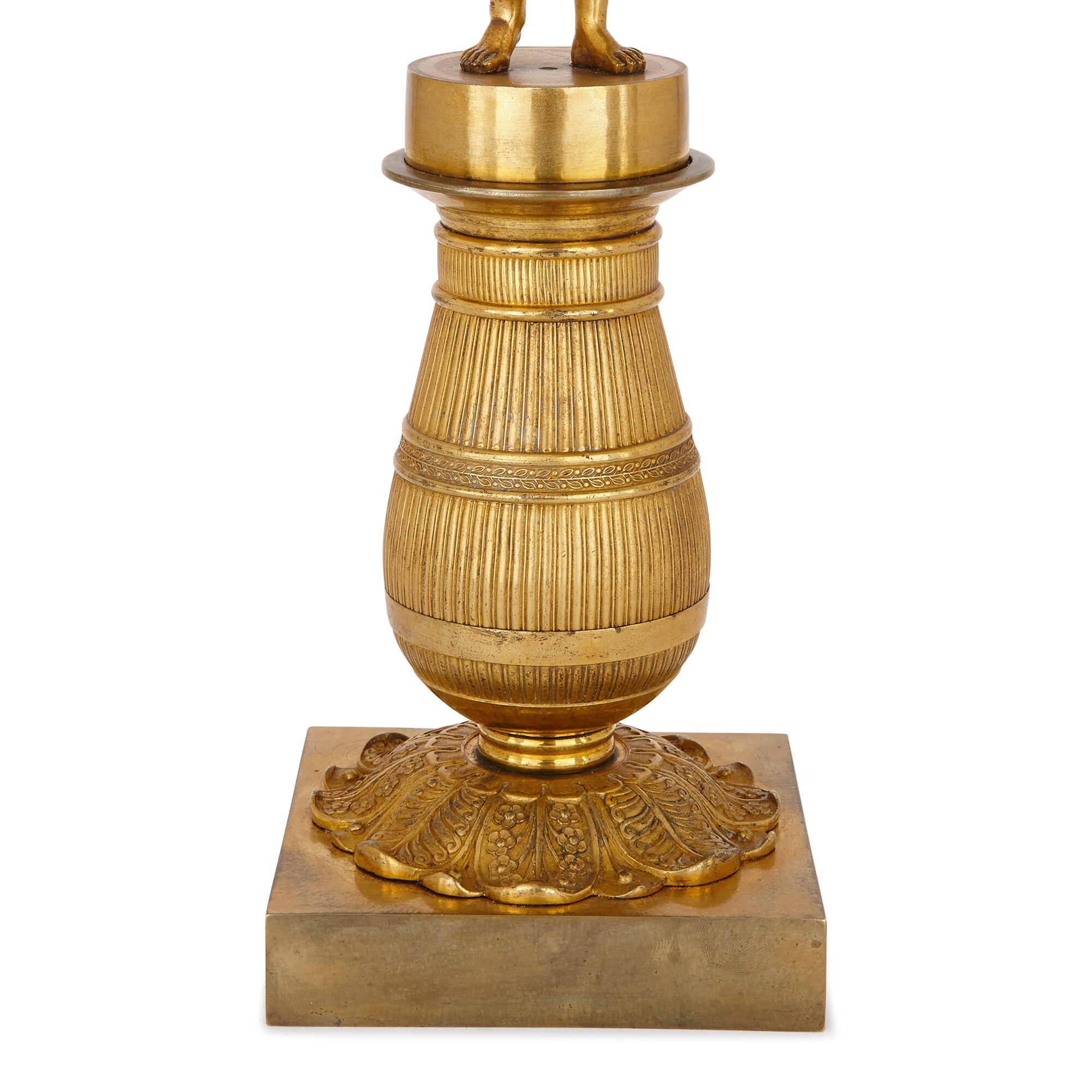 Deux candélabres en bronze doré de style Empire français du début du XIXe siècle en vente 1