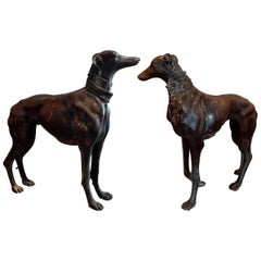 Deux statues de chiens en bronze grandeur nature du début du XXe siècle représentant le lévrier royal Eos