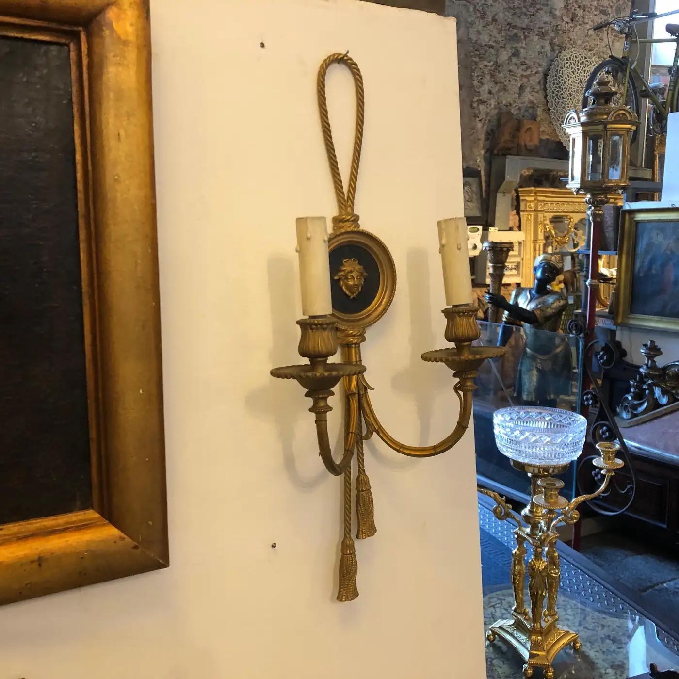 Two Early 20th Century Louis XVI Style Gilded Bronze Italian Medusa Wall Sconces In Good Condition For Sale In Aci Castello, IT