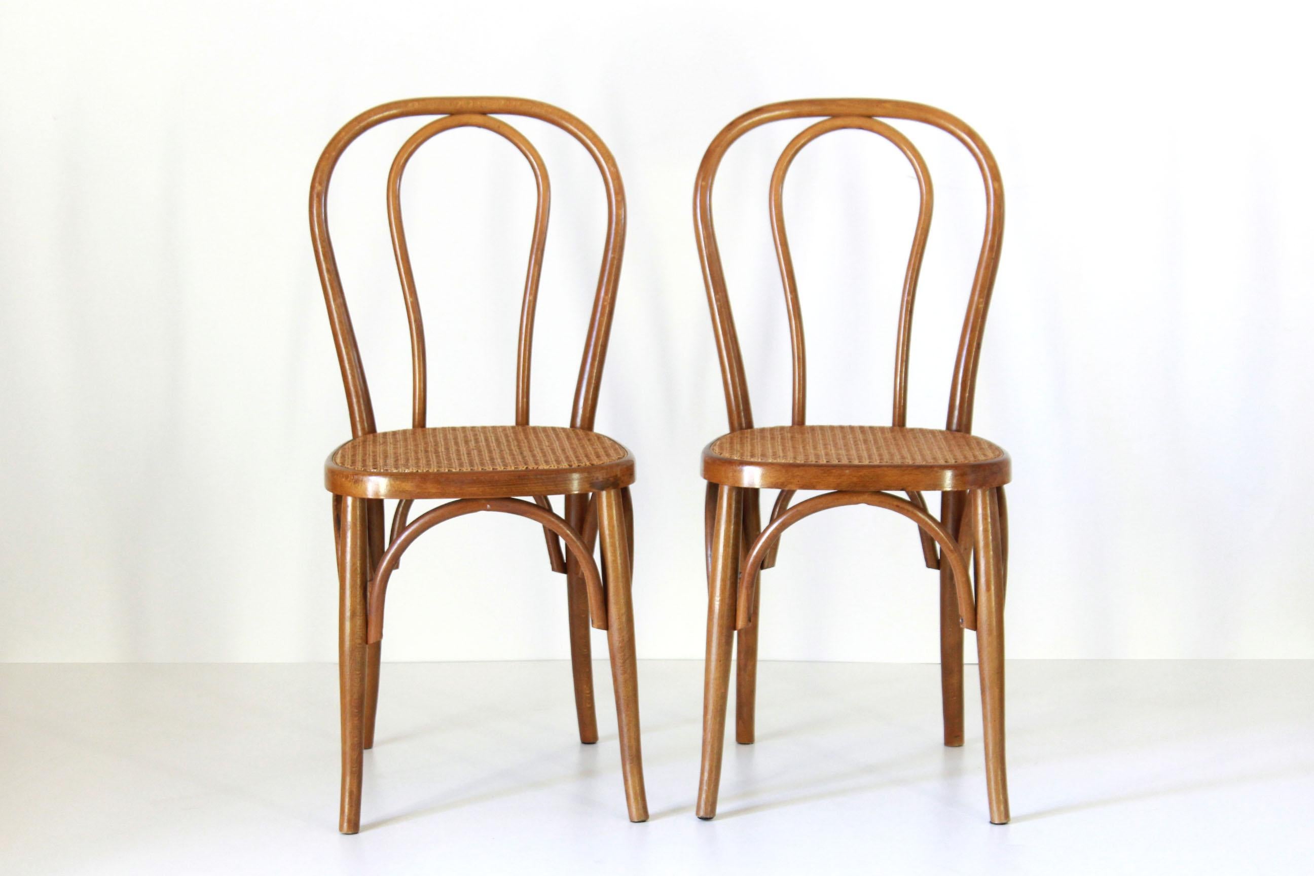 Two early 20th century Thonet style chairs with curved wood structure and wien cane seat. In very good conditions with only few signs of time.