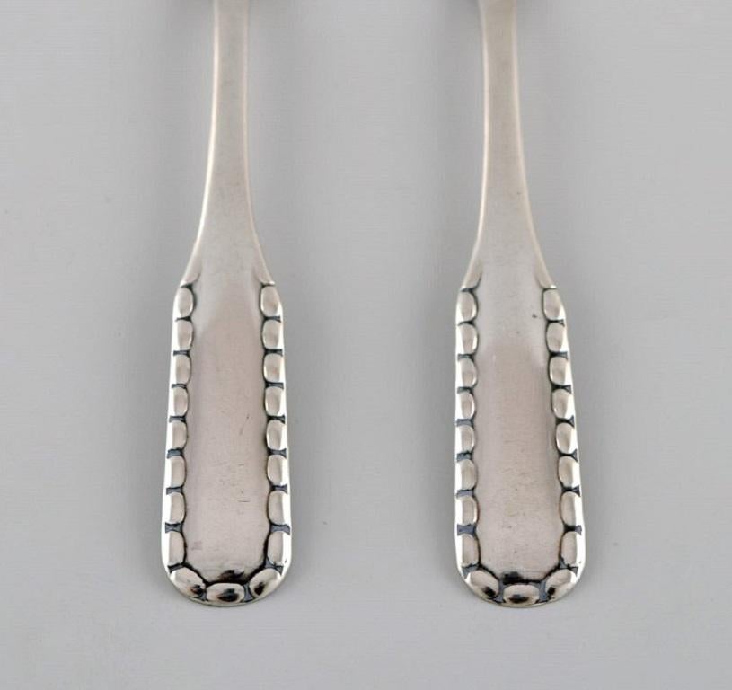 Two early Georg Jensen Rope salt spoons in silver, 830. Dated 1909-1914.
Measures: length: 9 cm.
In excellent condition.
Stamped.
Our skilled Georg Jensen silversmith / goldsmith can polish all silver and gold so that it appears new. The price