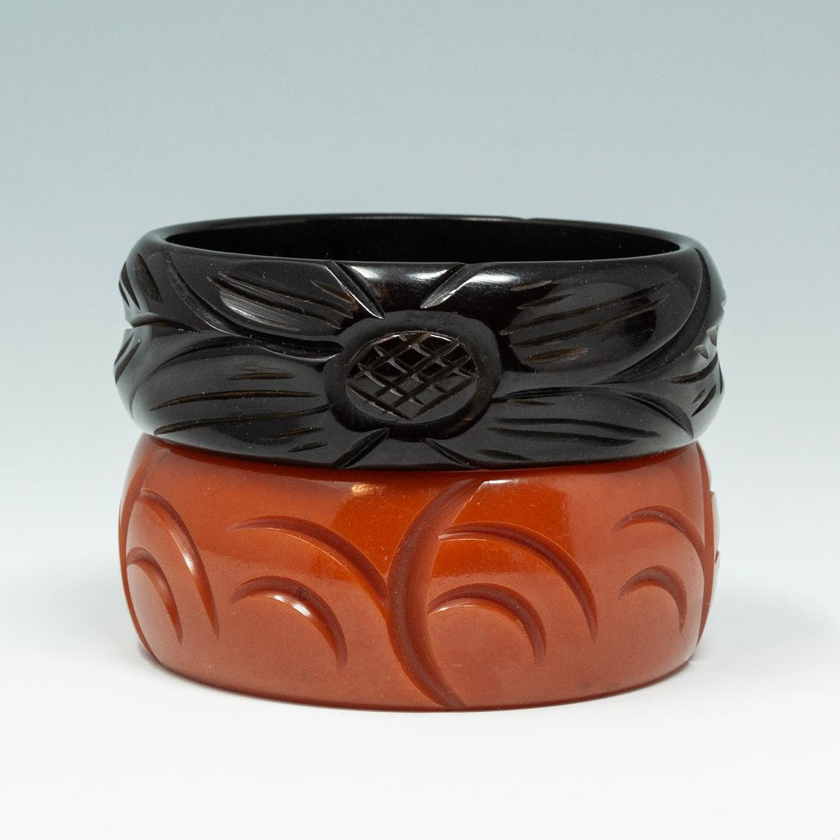 Dos pulseras de baquelita de principios a mediados del siglo XX

Dos fabulosos brazaletes de baquelita tallada en perfectos colores otoñales.
Regaliz (negro/marrón) 2,5 cm (1 pulgada) de ancho
Caramelo de mantequilla 1,7 cm (5/8 pulgada) 