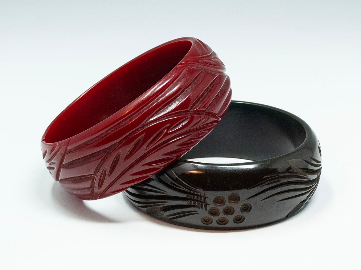 Dos pulseras de baquelita de principios a mediados del siglo XX

Dos brazaletes de baquelita profundamente tallados en rojo y negro.
Son de baquelita y están en excelente estado. Todas miden 1 pulgada de ancho por 2,5 pulgadas de diámetro.

Envío