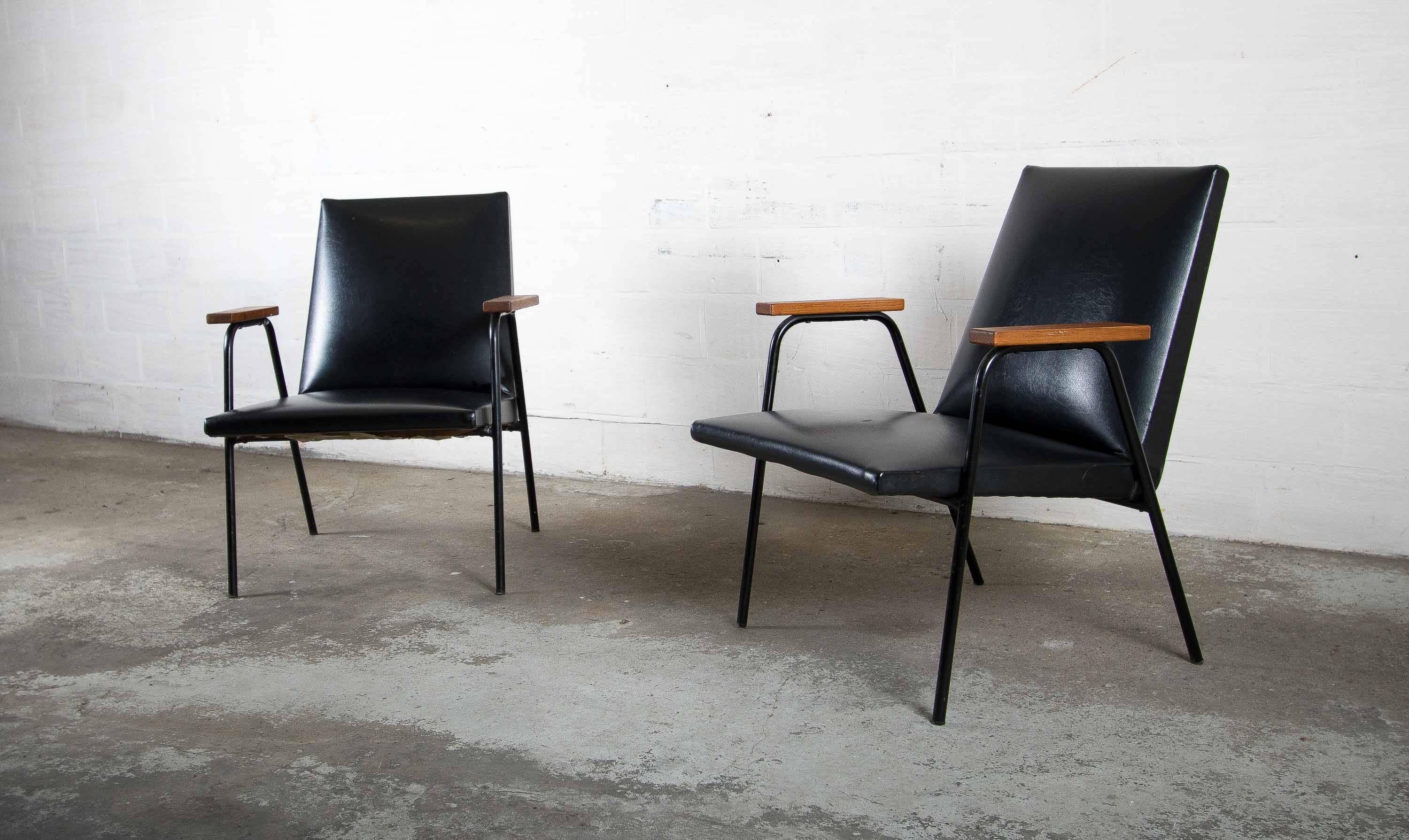 Two easy chairs by designer Pierre Guariche for Meurop, circa 1950.
Made in black imitation leather and wooden armrests.

Measures: Seat height 34 cm.