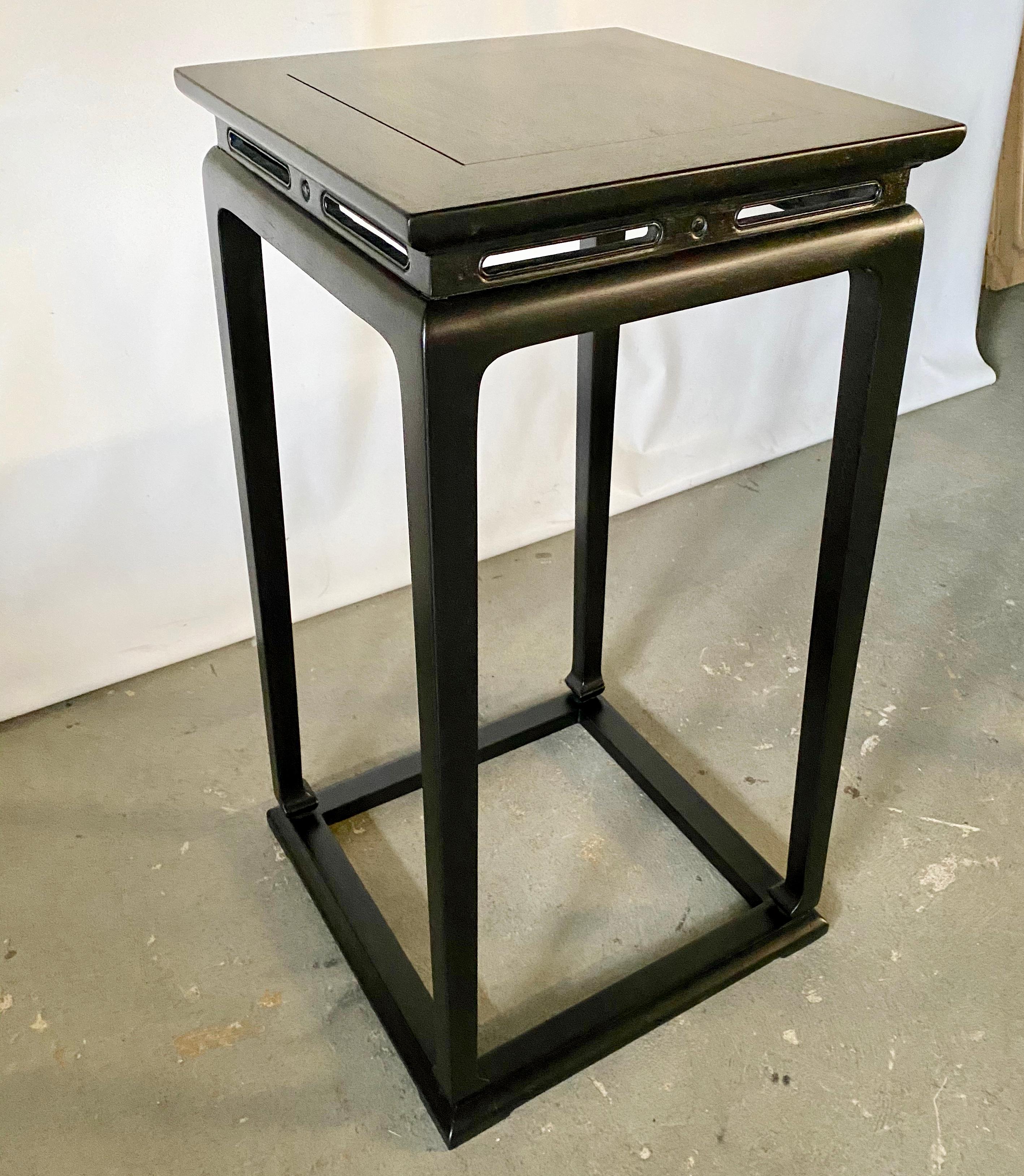Ajoutez de la classe et de l'élégance avec ces supports de sculptures ou de plantes très élégants en noir ébonisé. Son style épuré se prête à une utilisation dans différents styles de décor. Une déclaration merveilleuse dans un foyer d'entrée, une