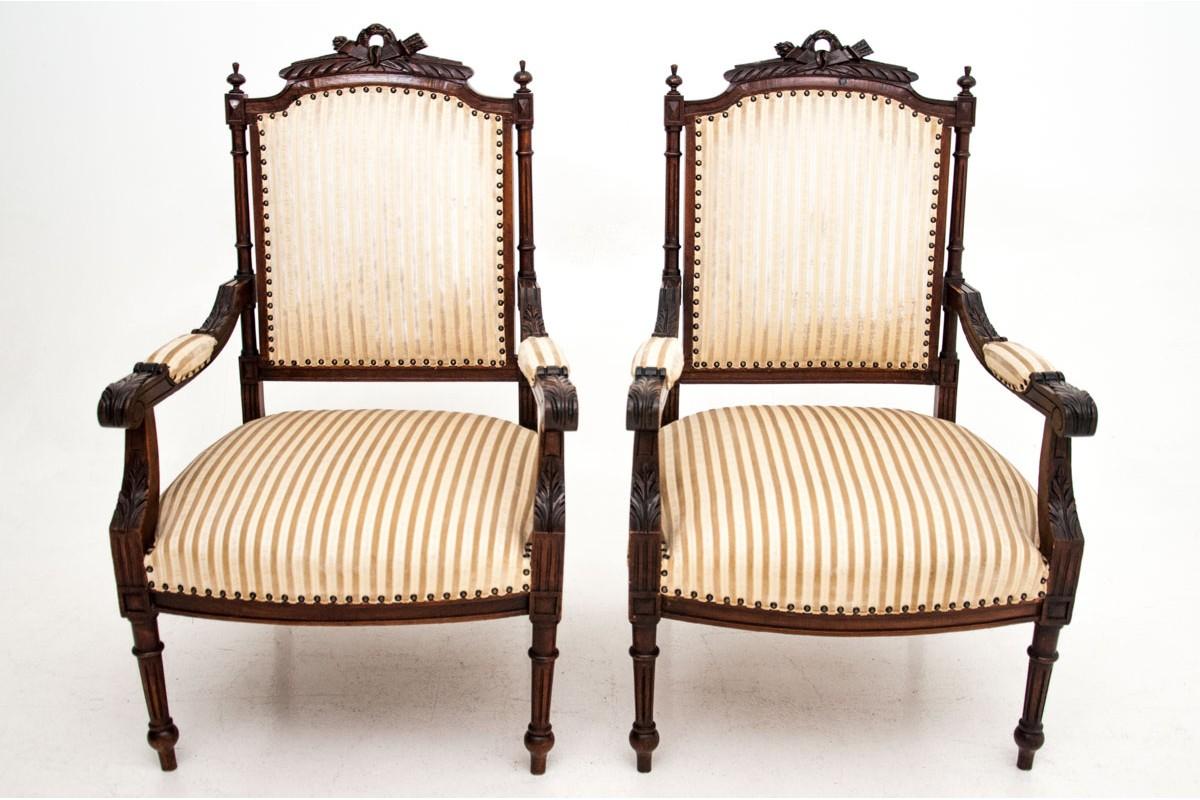 A stylish pair of armchairs from the turn of the century.

Wood: walnut,

Year: circa 1900,

Origin: France.