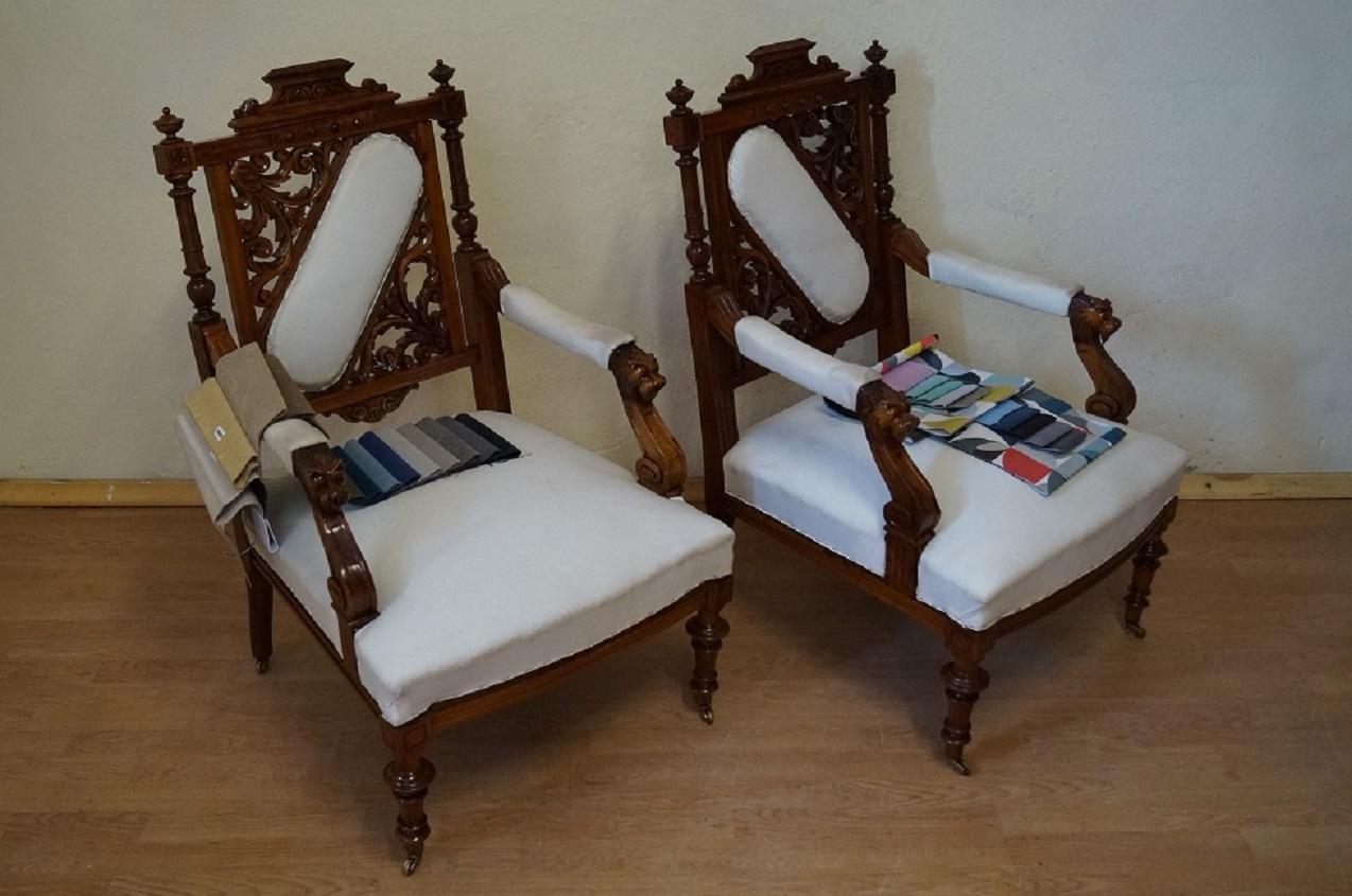 Zwei eklektische Sessel aus Nussbaumholz, um 1880 aus Krakau (Polen)
Jedes Möbelstück, das unsere Werkstatt verlässt, wird von Anfang bis Ende einer manuellen Renovierung unterzogen, um den ursprünglichen Zustand von vor vielen Jahren