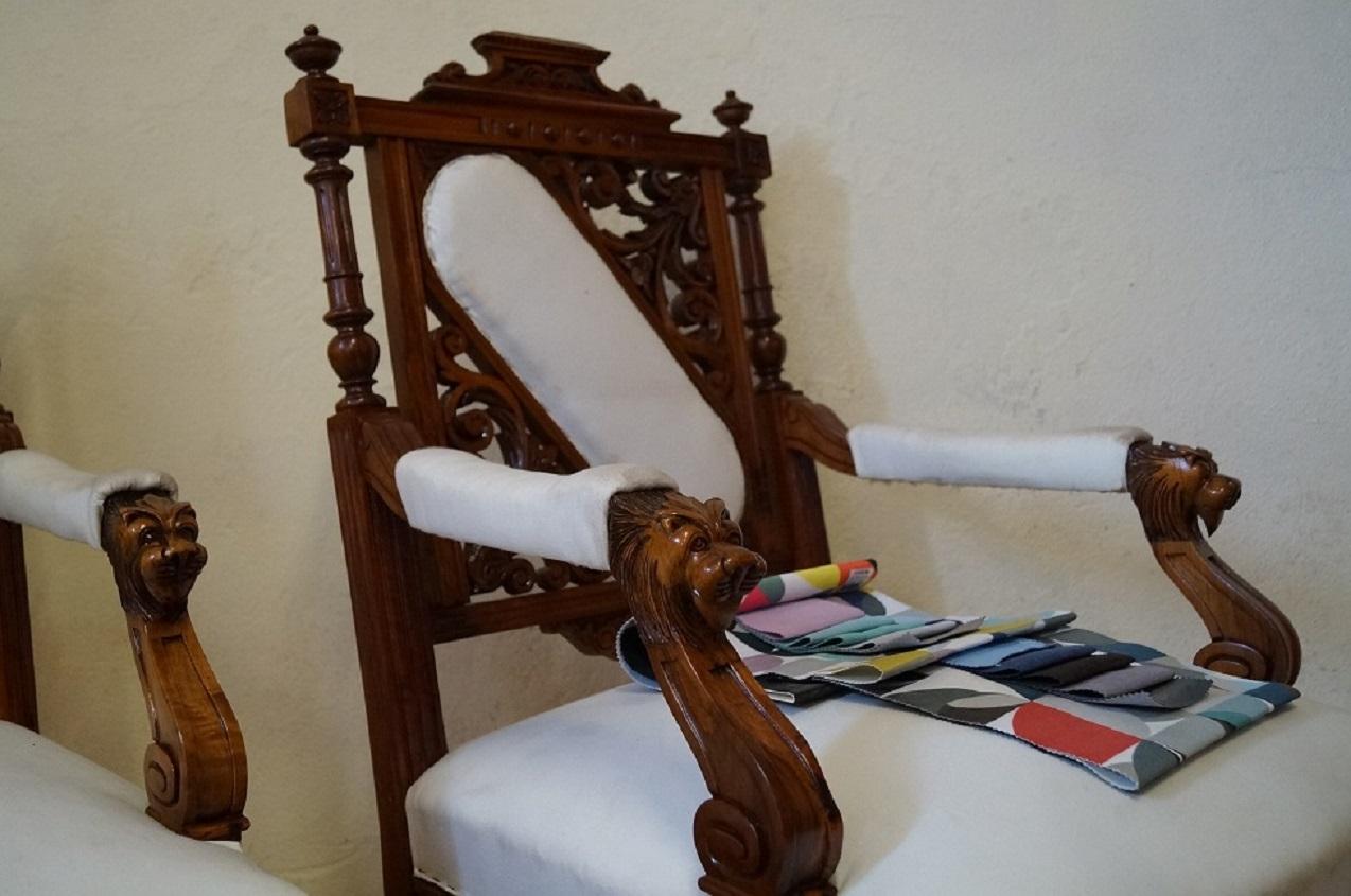 Polonais Deux fauteuils éclectiques en noyer de 1880 en vente