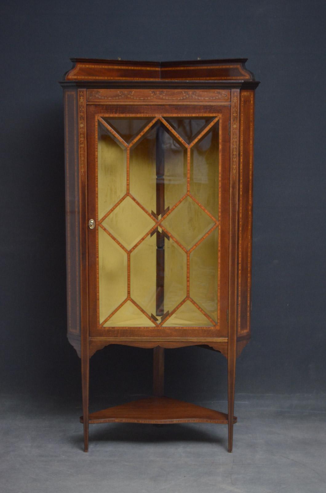 Two Edwardian Mahogany Corner Display Cabinets In Good Condition In Whaley Bridge, GB