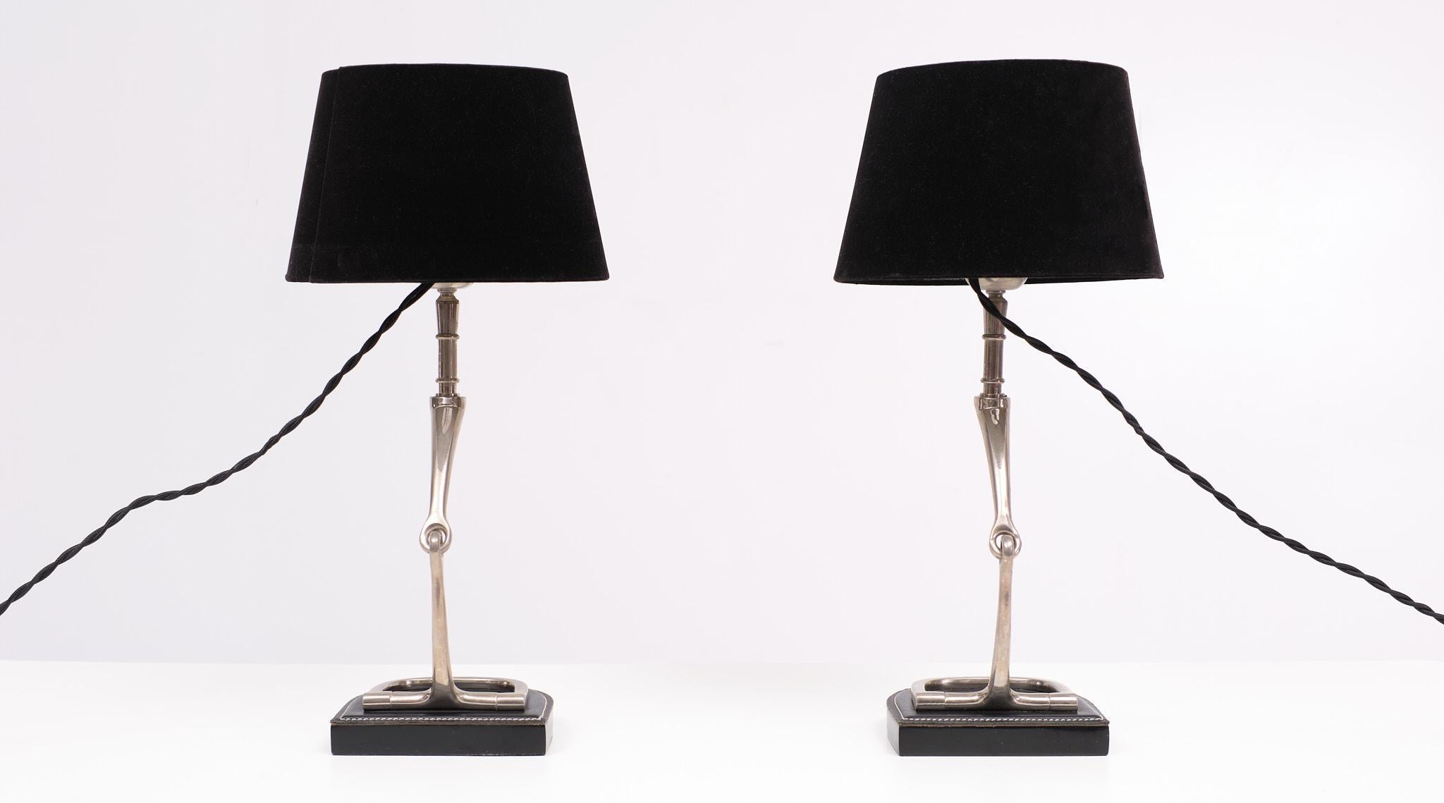 Zwei EICHHOLTZ Steigbügel-Tischlampen, 1980er-Jahre (Ende des 20. Jahrhunderts) im Angebot