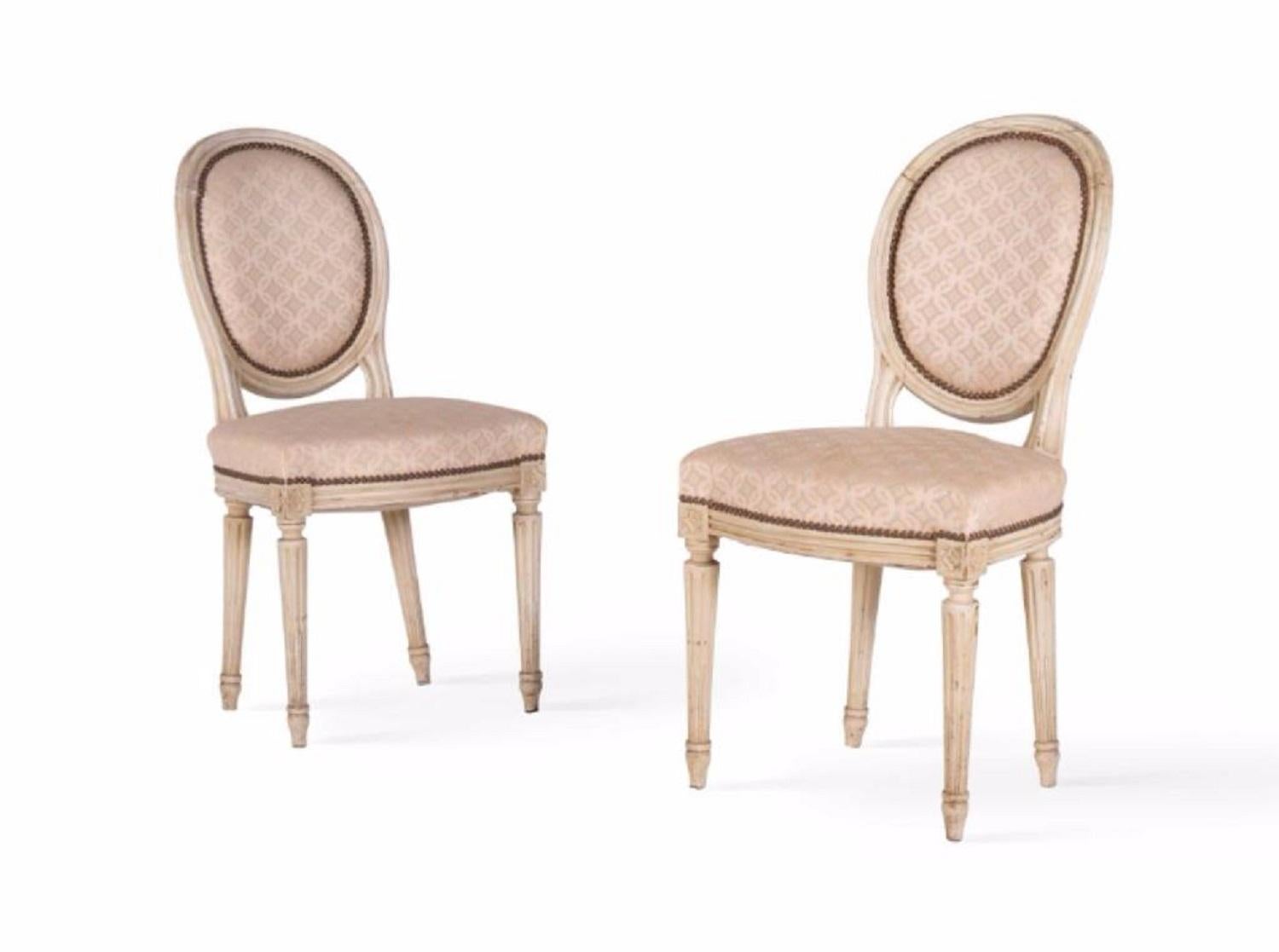 Due eleganti sedie antiche francesi in stile Luigi XVI, circa 1860. Queste sedie sono realizzate in legno massiccio verniciato con struttura e gambe ricurve e sono state tappezzate con un tessuto beige figurato. Dettaglio 