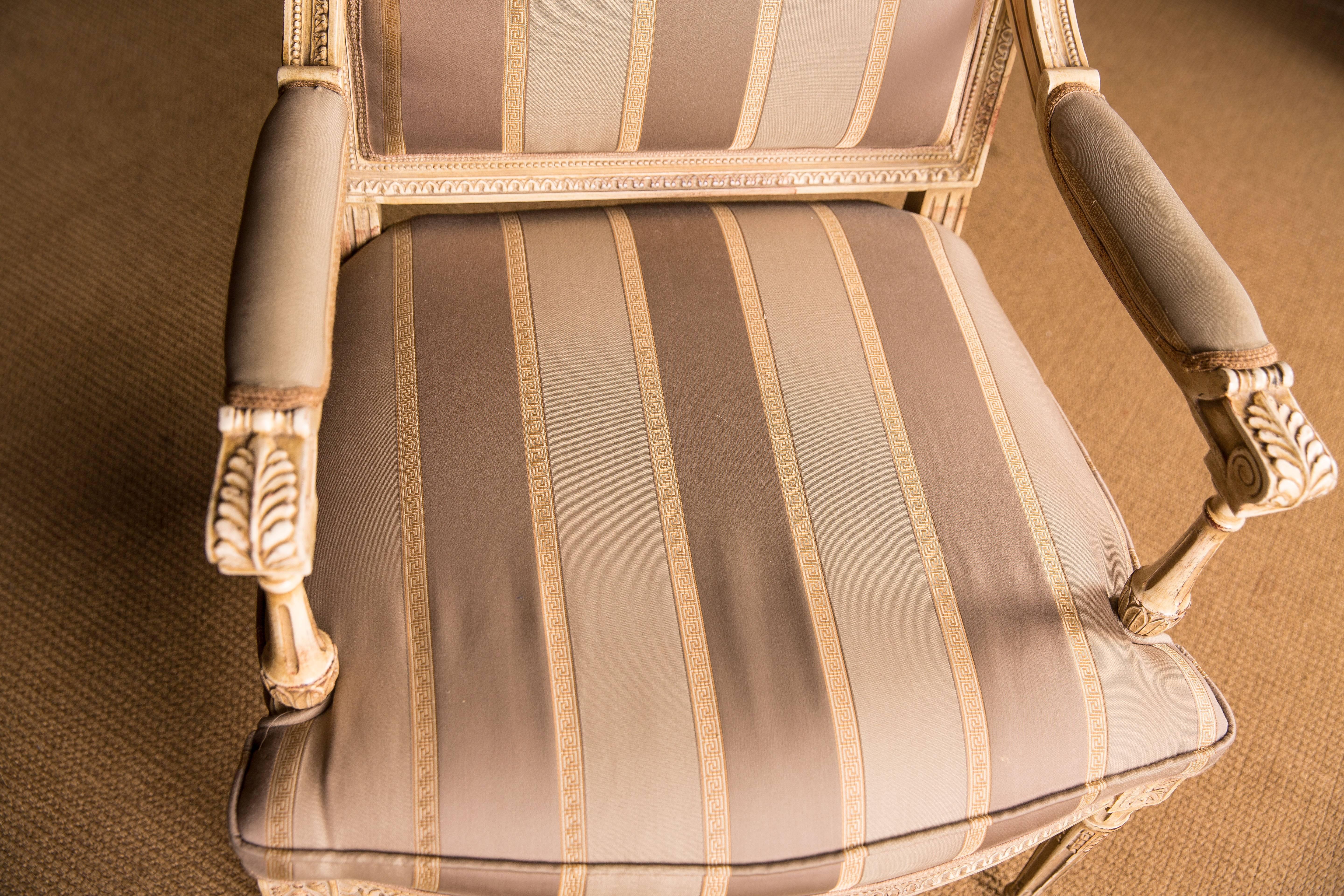 Elegante französische Sessel im Louis-Seize-Stil im Angebot 1