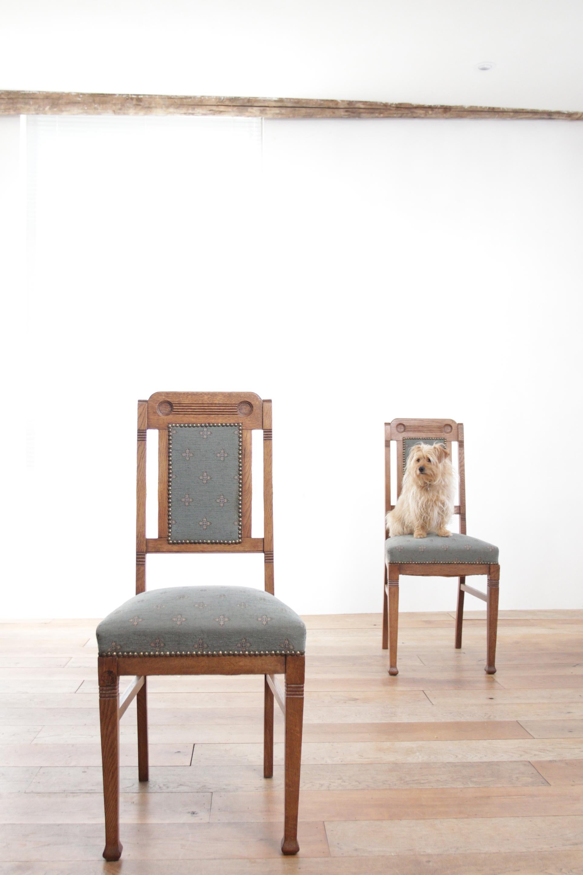 Deux très belles chaises d'appoint anciennes fabriquées en France vers les années 1930.
Ces deux chaises d'appoint sont d'excellents exemples du style Art déco français, qui s'est épanoui dans les années 1920 et 1930. Les chaises ont un design