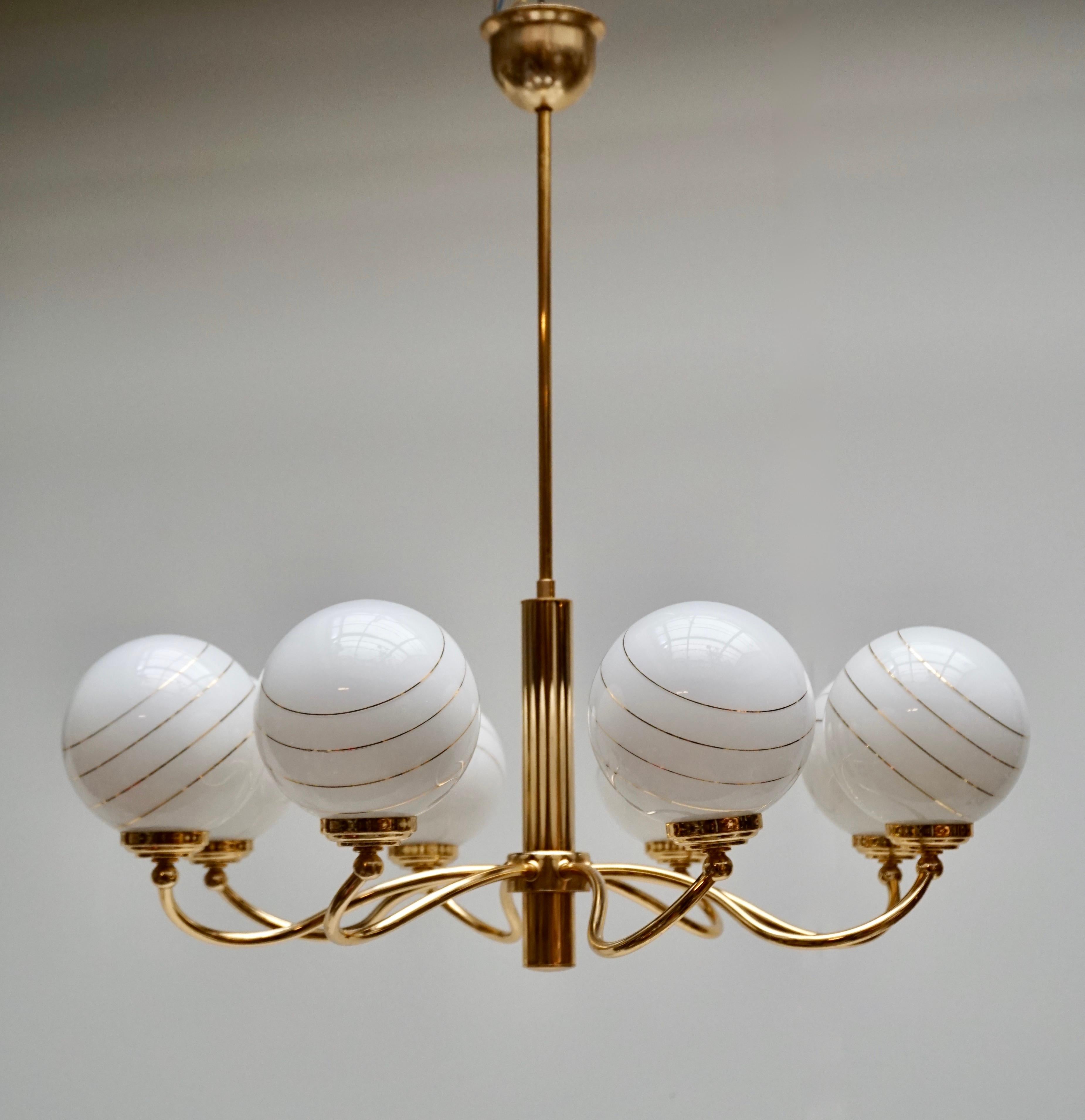 Italiano Due eleganti lampadari italiani di metà secolo in ottone e vetro, anni '70 in vendita