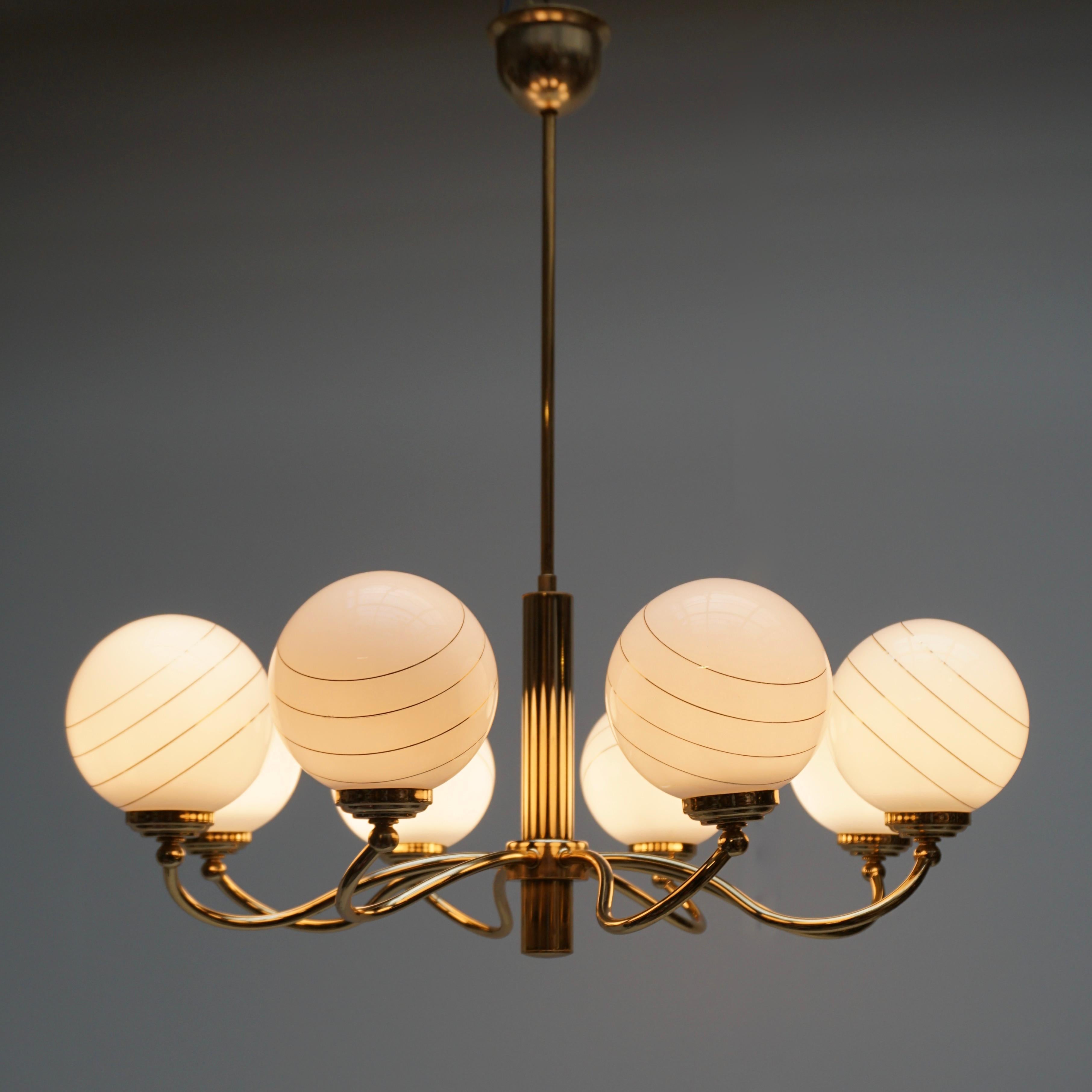 Due eleganti lampadari italiani di metà secolo in ottone e vetro, anni '70 In condizioni buone in vendita a Antwerp, BE