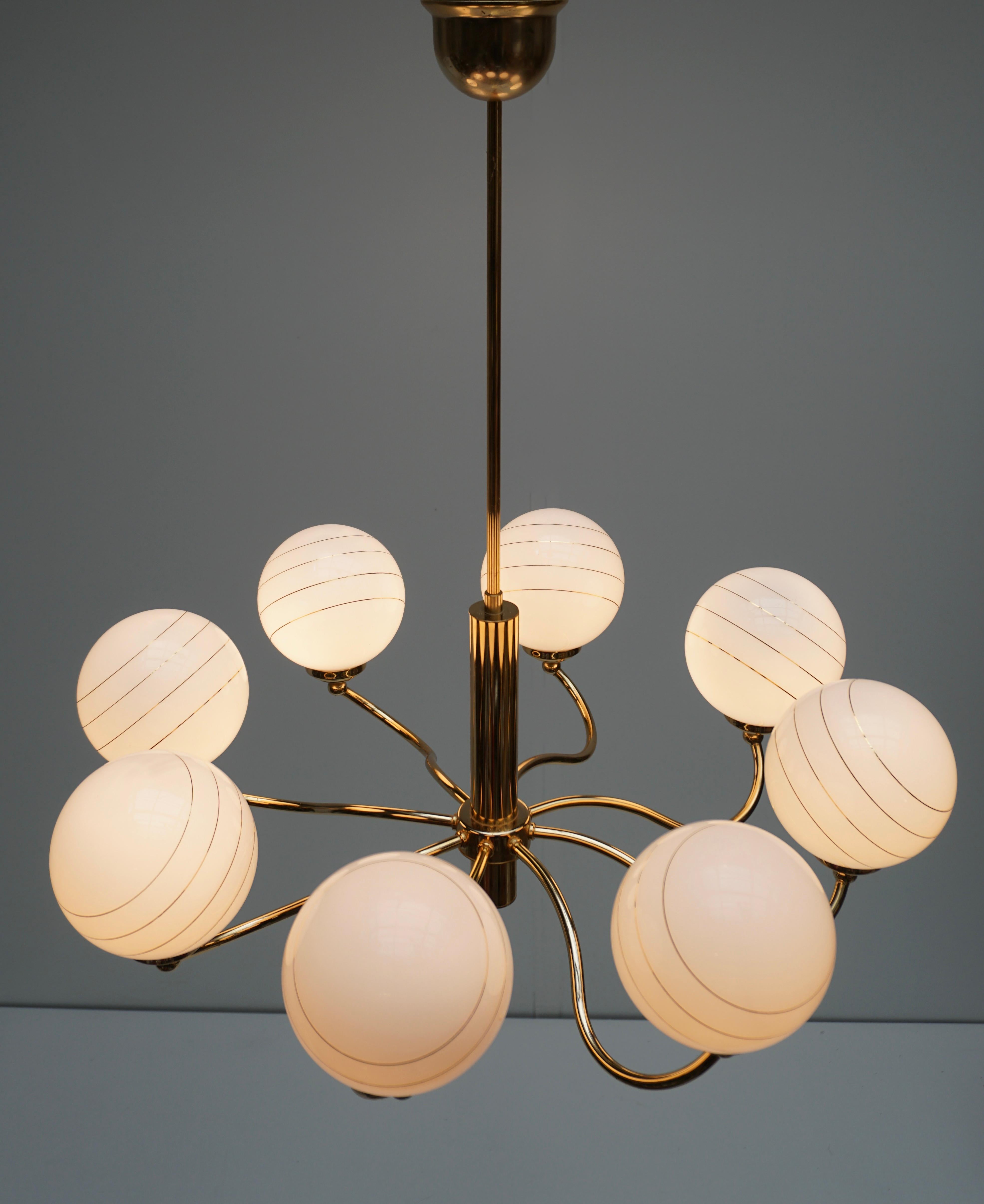 XX secolo Due eleganti lampadari italiani di metà secolo in ottone e vetro, anni '70 in vendita