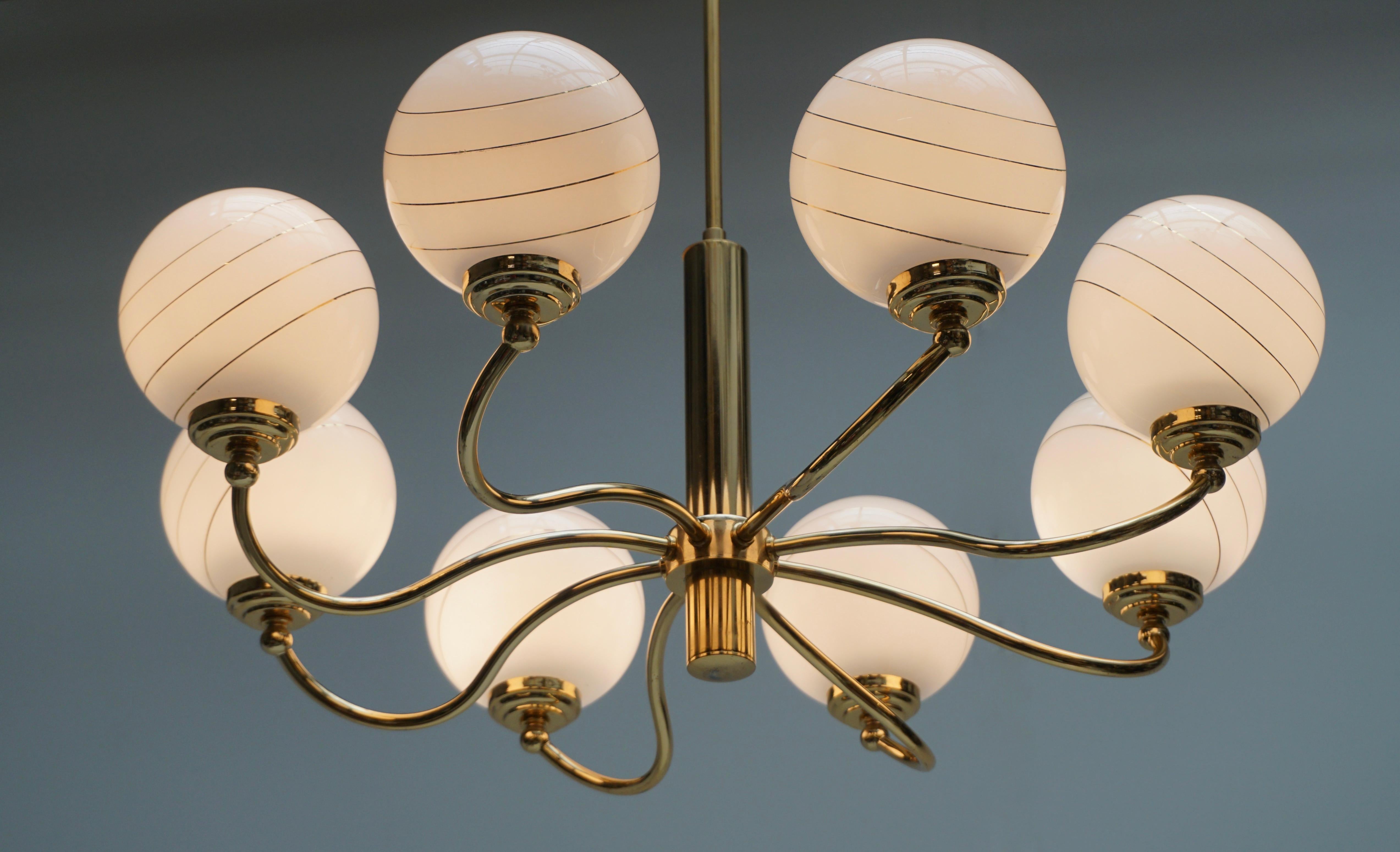 Ottone Due eleganti lampadari italiani di metà secolo in ottone e vetro, anni '70 in vendita