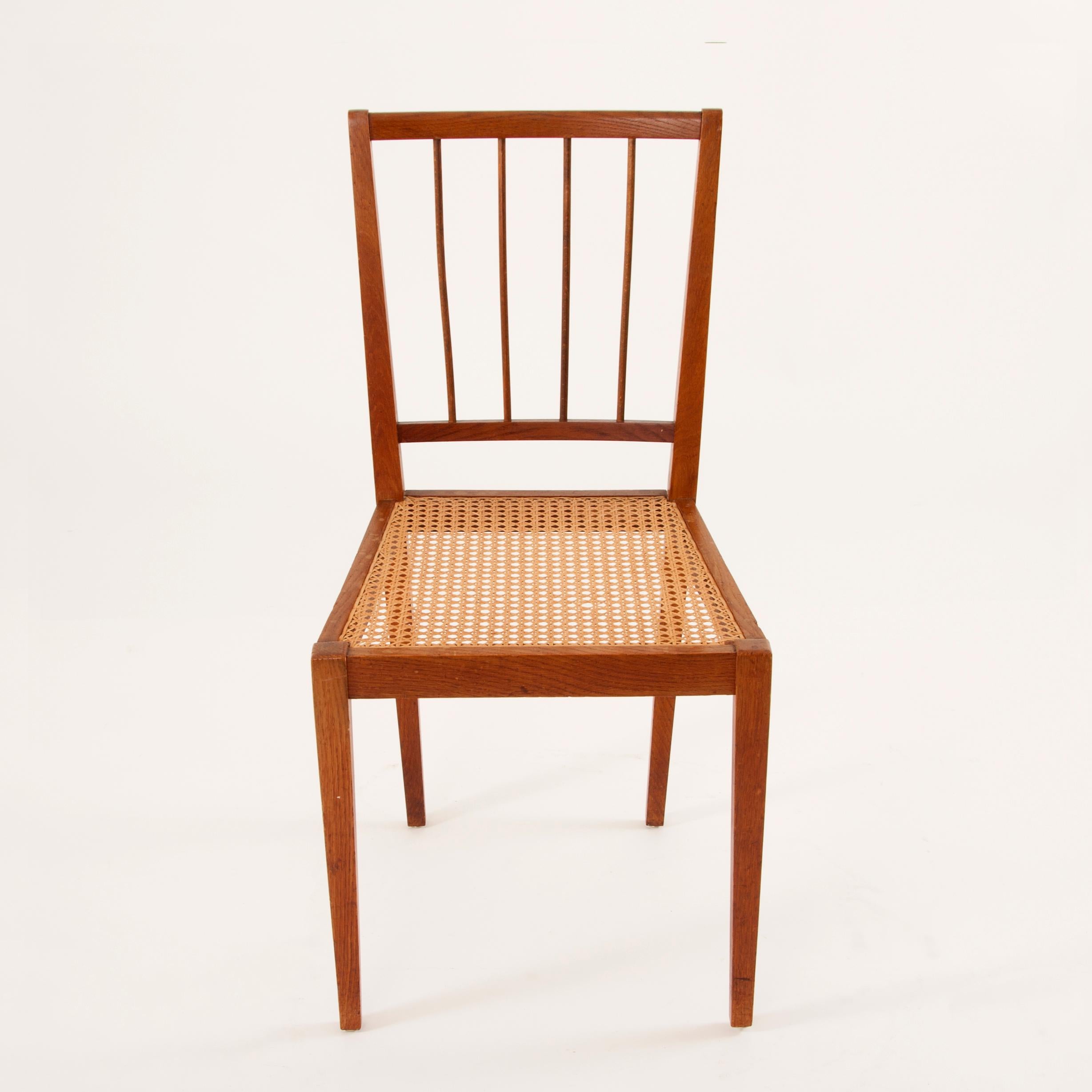 Zwei schöne österreichische Holzstühle mit geflochtenem Rohrsitz aus den 1930er Jahren. Entworfen von Julius Jirasek für die Werkstätte Karl Hagenauer. Die Stühle sind restauriert und in ausgezeichnetem Zustand. Zwei Exemplare verfügbar, verkauft