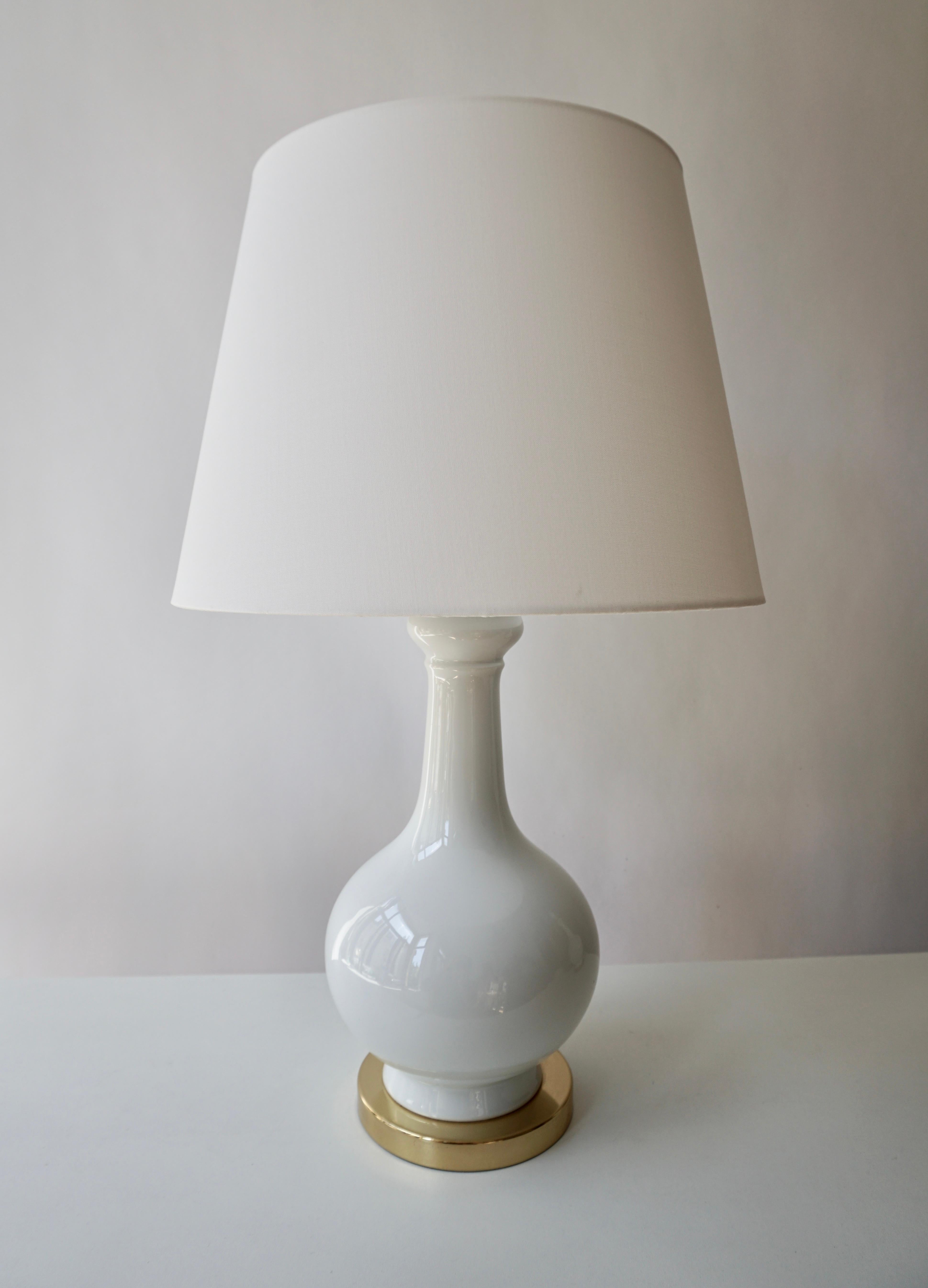 Two elegant white porcelain Italian Mid-Century Modern table lamps on a brass base.
Measures: Diameter 16 cm.
Height 36 cm.

The lampshades are not included in the price.