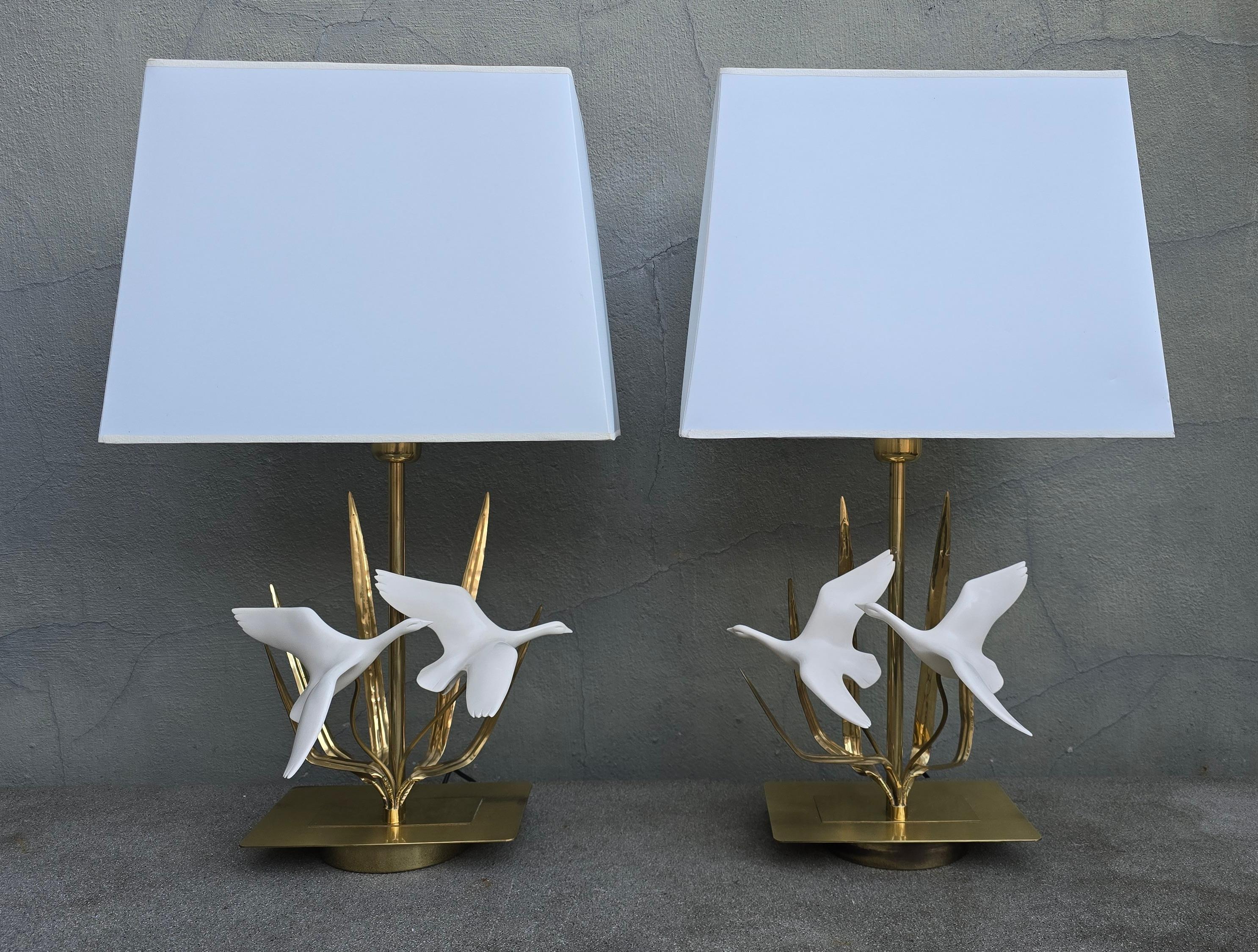 Mid-century sculptural table lamps in brass attributed to Pierre Delbee for Maison Jansen. Features leaf and flying geese detailing, France, 1970s. 
The lamp is made of brass and has two resin geese as decoration. 
Shade is included. 

Dimensions:
