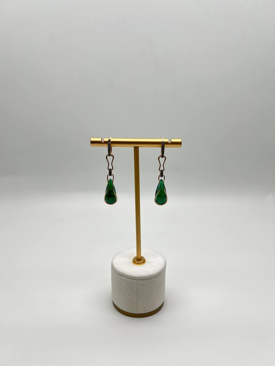 Taille mixte Pendants d'oreilles en or jaune 14K avec deux émeraudes en forme de larme et des diamants noirs en forme de vague en vente