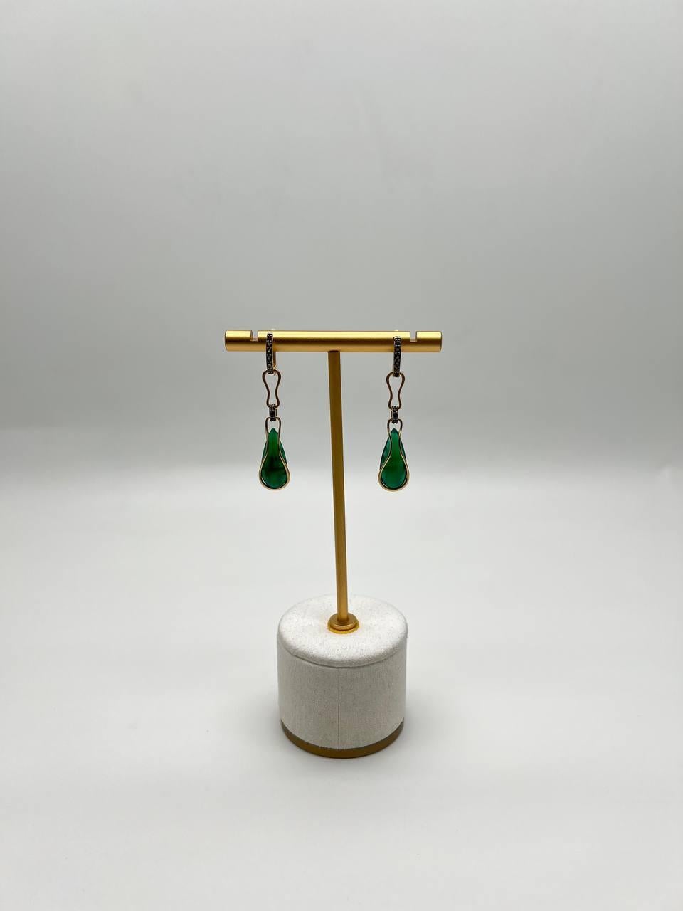 Pendants d'oreilles en or jaune 14K avec deux émeraudes en forme de larme et des diamants noirs en forme de vague Neuf - En vente à Oakton, VA