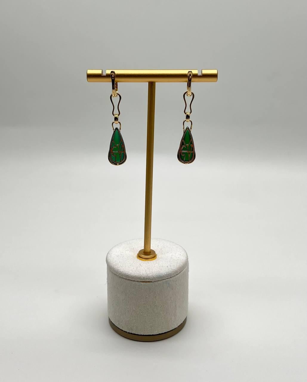 Pendants d'oreilles en or jaune 14K avec deux émeraudes en forme de larme et des diamants noirs en forme de vague Pour femmes en vente
