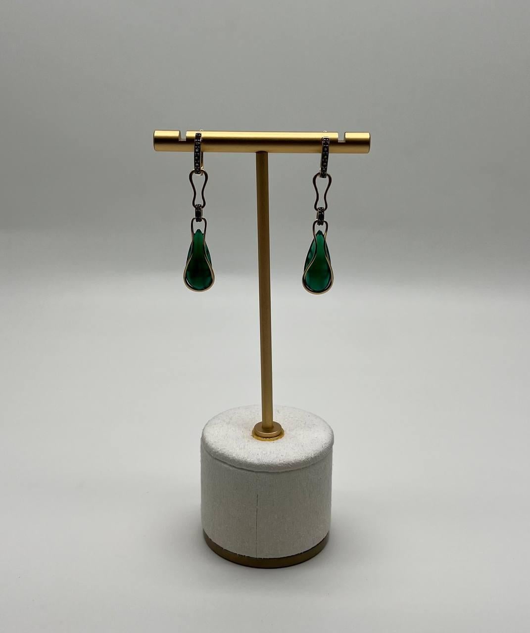 Pendants d'oreilles en or jaune 14K avec deux émeraudes en forme de larme et des diamants noirs en forme de vague en vente 1