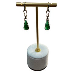 Pendants d'oreilles en or jaune 14K avec deux émeraudes en forme de larme et des diamants noirs en forme de vague