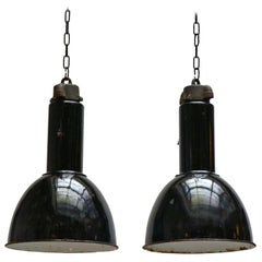 Due lampade a sospensione industriali smaltate di fabbrica