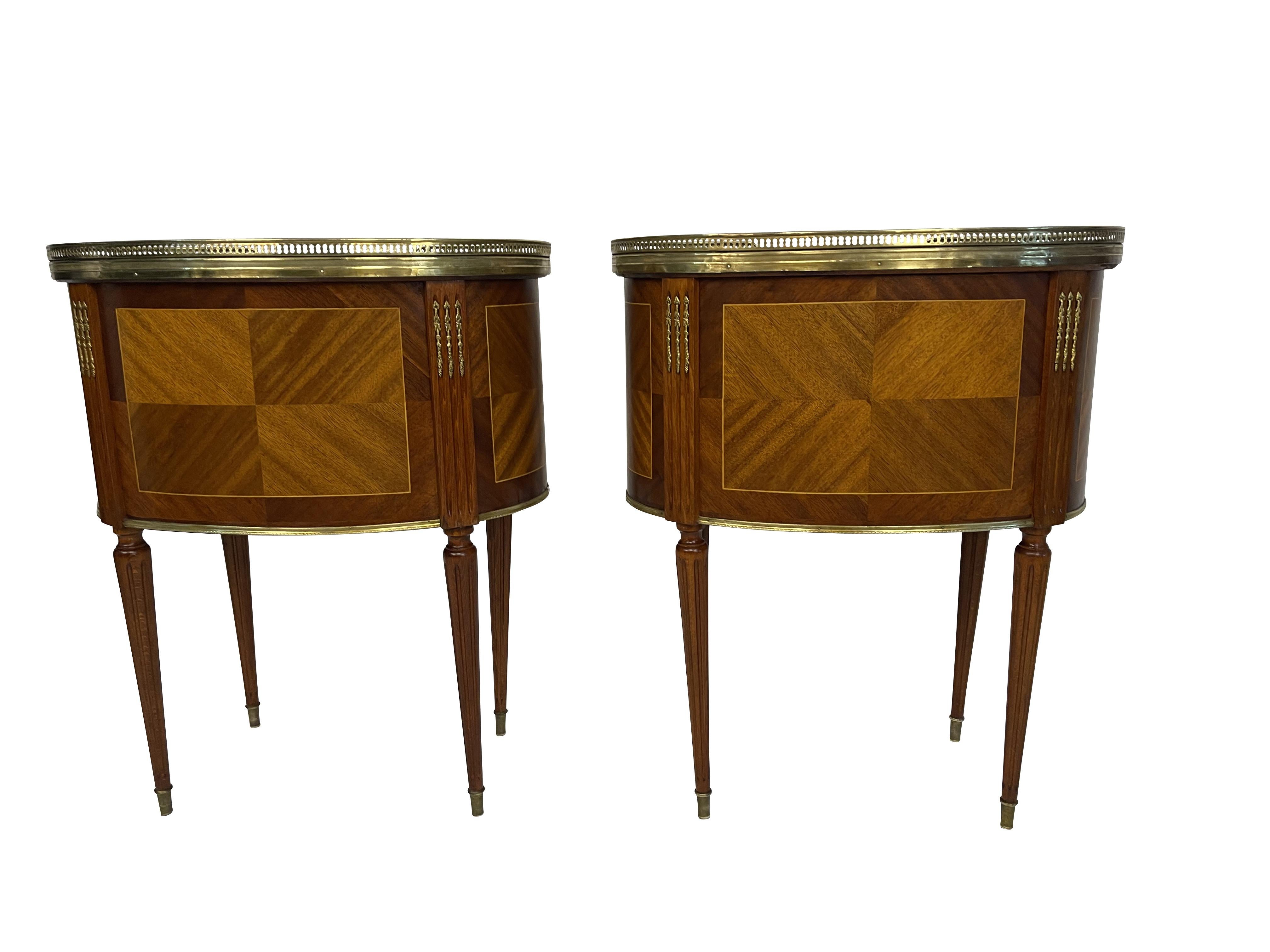 Ein elegantes Paar passender nierenförmiger Bouillote-Tische im Louis XVI-Stil mit Marmorplatten, umgeben von durchbrochenen Messinggalerien. Der Marmor ist wunderschön grau-weiß. Jeder Tisch hat drei Schubladen. Die geriffelten Beine ruhen auf