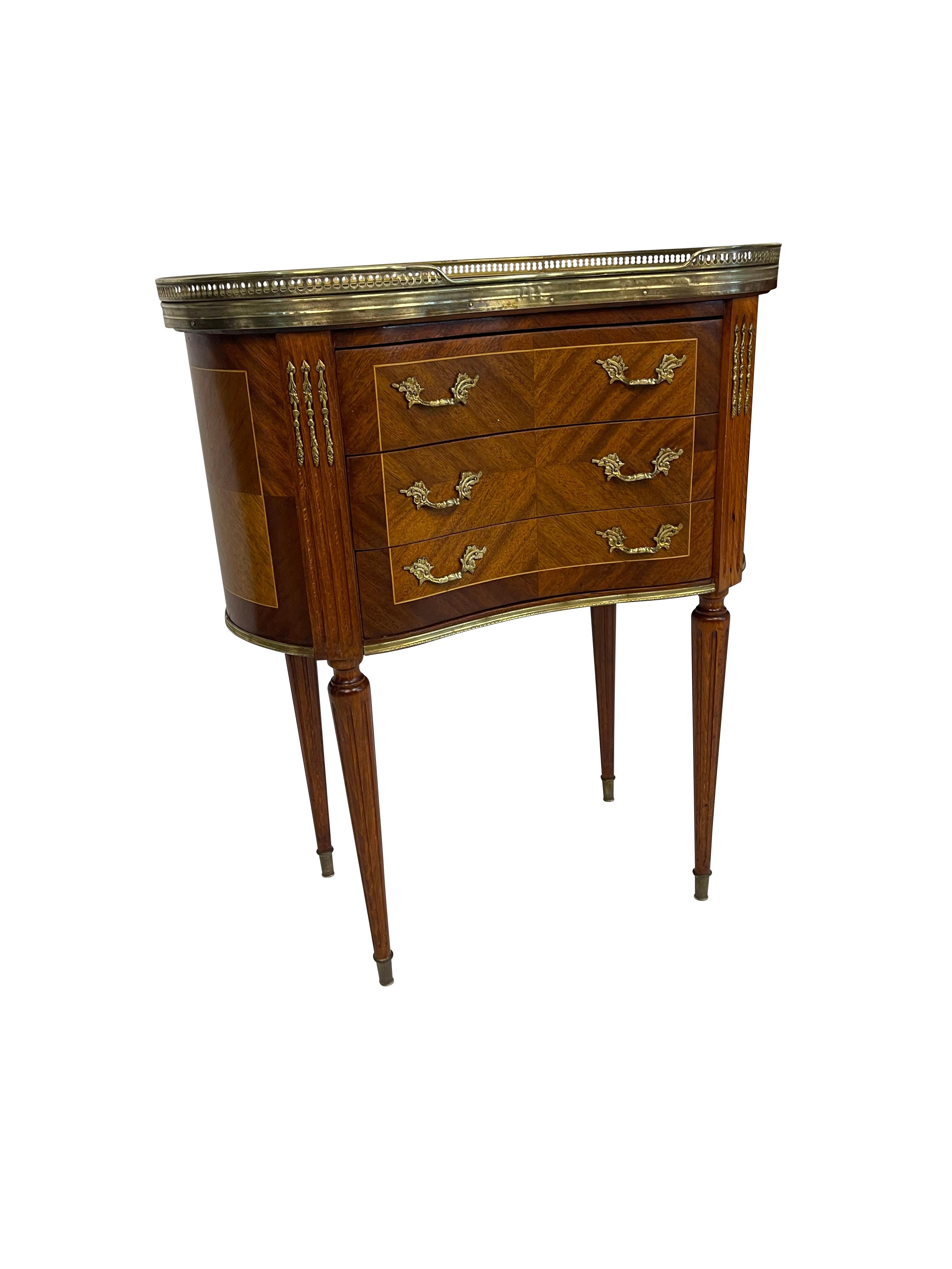 Beistelltische im Louis XVI-Stil mit Marmor- und Messing-Galerie-Platten (Louis XVI.) im Angebot