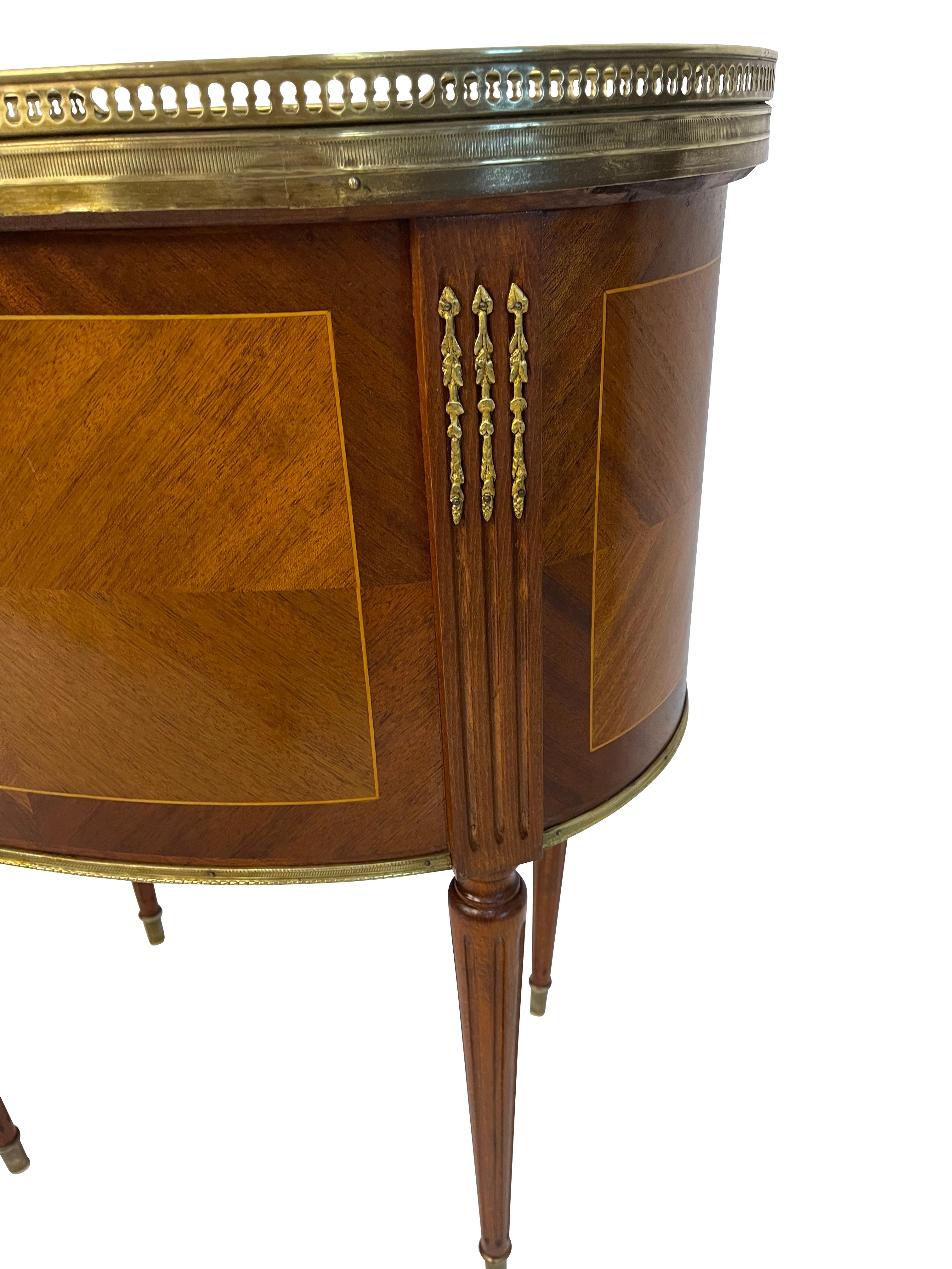 Beistelltische im Louis XVI-Stil mit Marmor- und Messing-Galerie-Platten im Angebot 1