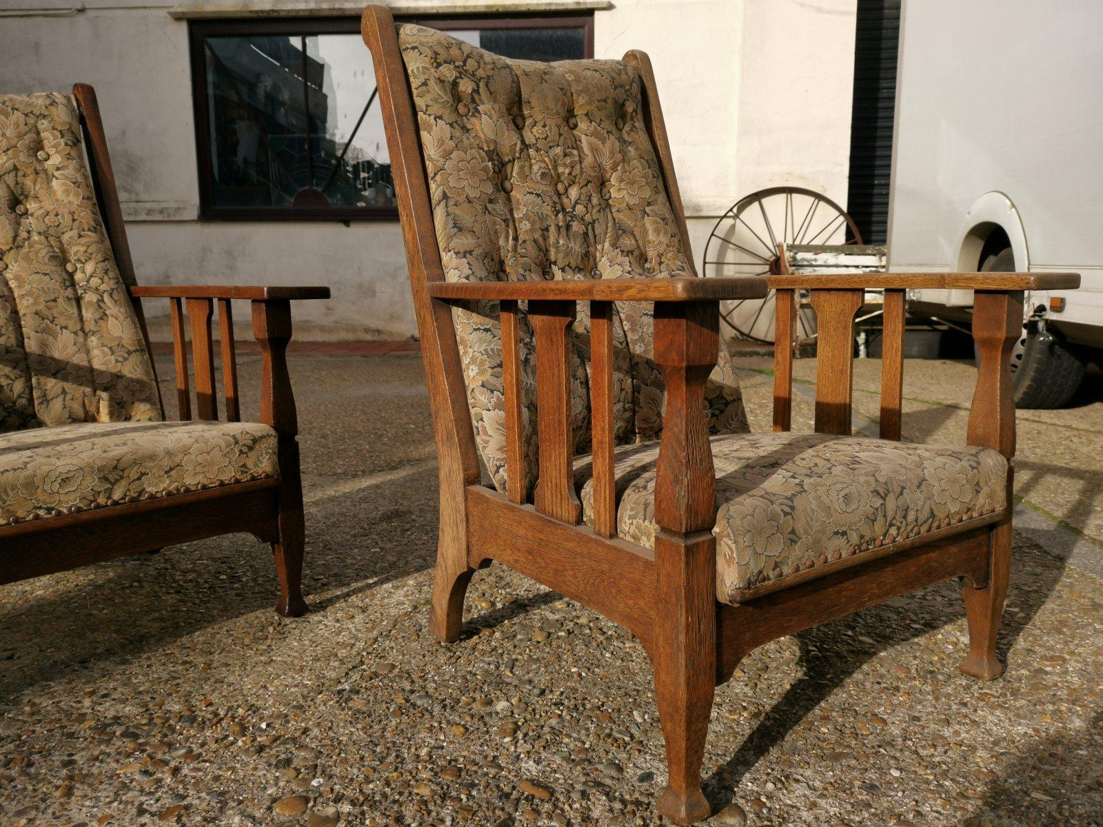Deux fauteuils inclinables anglais Arts & Crafts en chêne avec grands bras plats allongés en vente 6