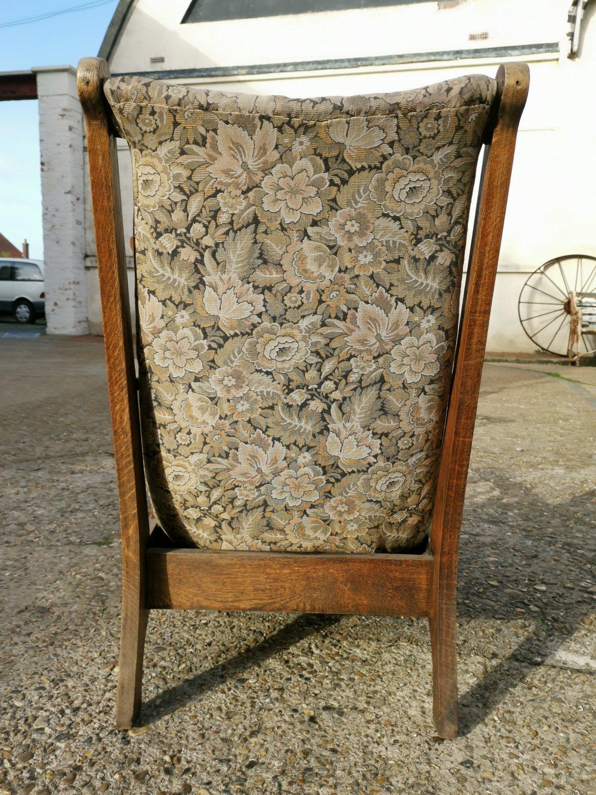 Deux fauteuils inclinables anglais Arts & Crafts en chêne avec grands bras plats allongés en vente 9