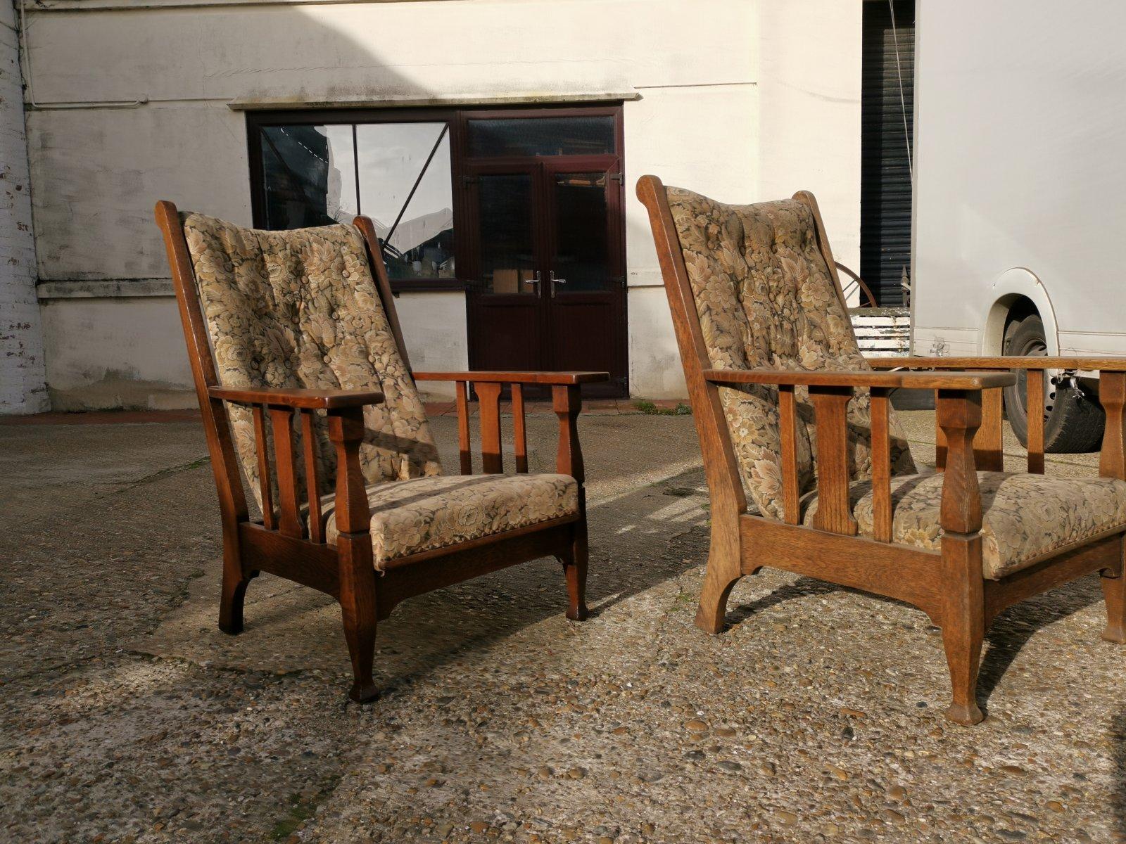 Harris Lebus. 
Paire de fauteuils inclinables en chêne de style Arts and Crafts anglais, avec une tapisserie florale et de larges accoudoirs plats, idéaux pour se reposer avec une tasse de thé ou de café.
Bien qu'il s'agisse d'une paire assortie