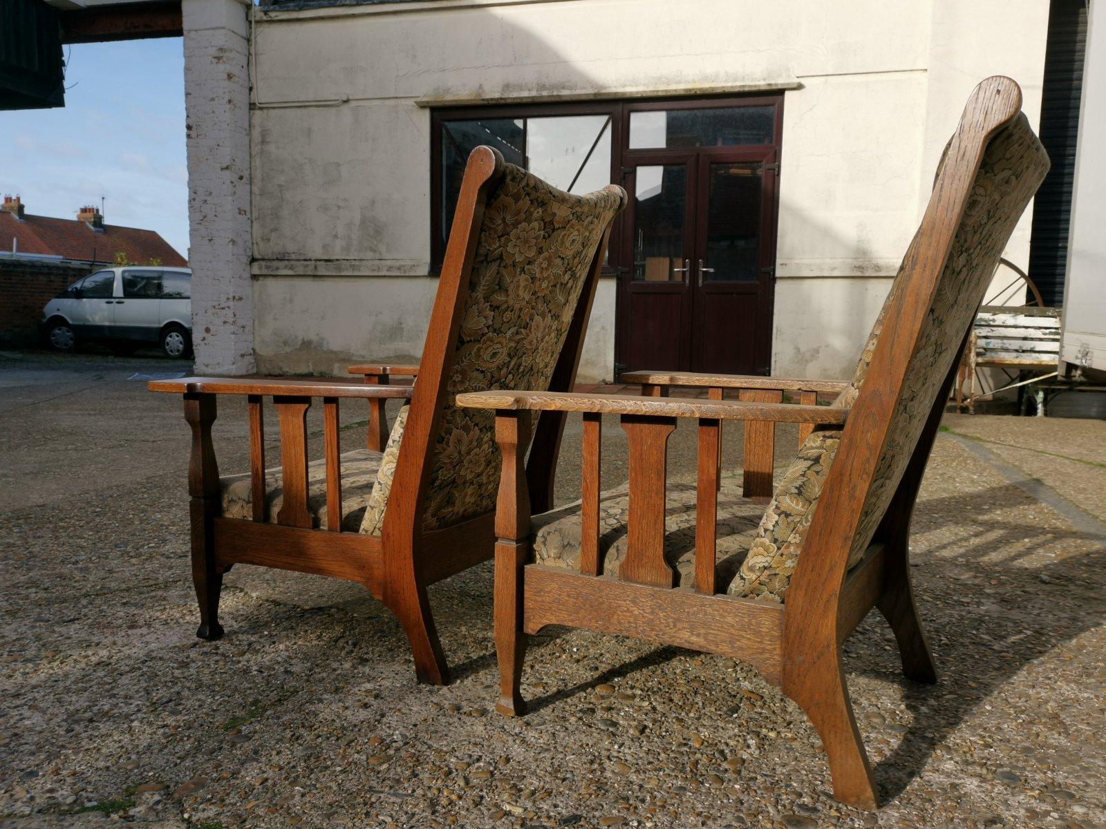 Arts and Crafts Deux fauteuils inclinables anglais Arts & Crafts en chêne avec grands bras plats allongés en vente