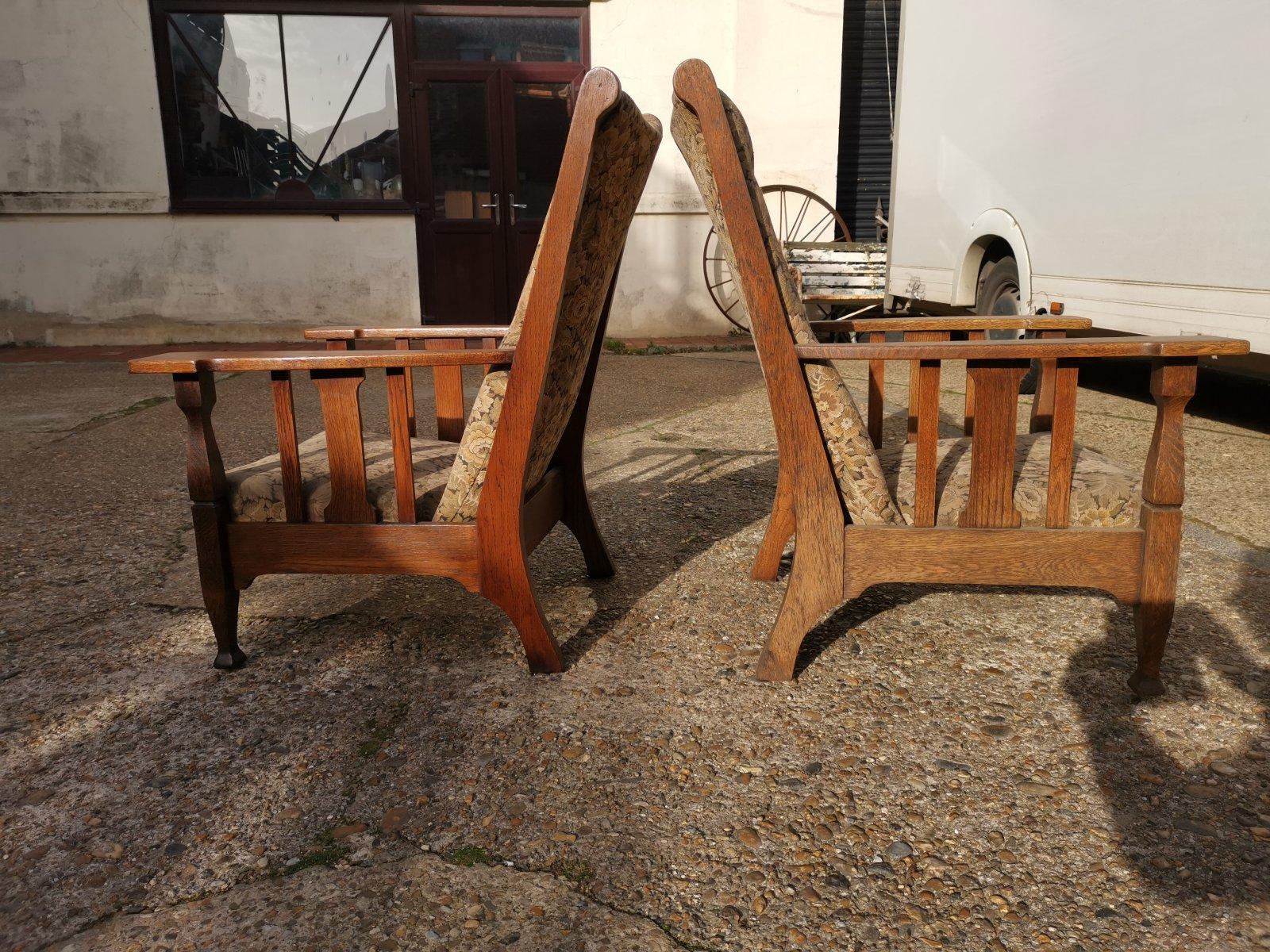 Fait main Deux fauteuils inclinables anglais Arts & Crafts en chêne avec grands bras plats allongés en vente