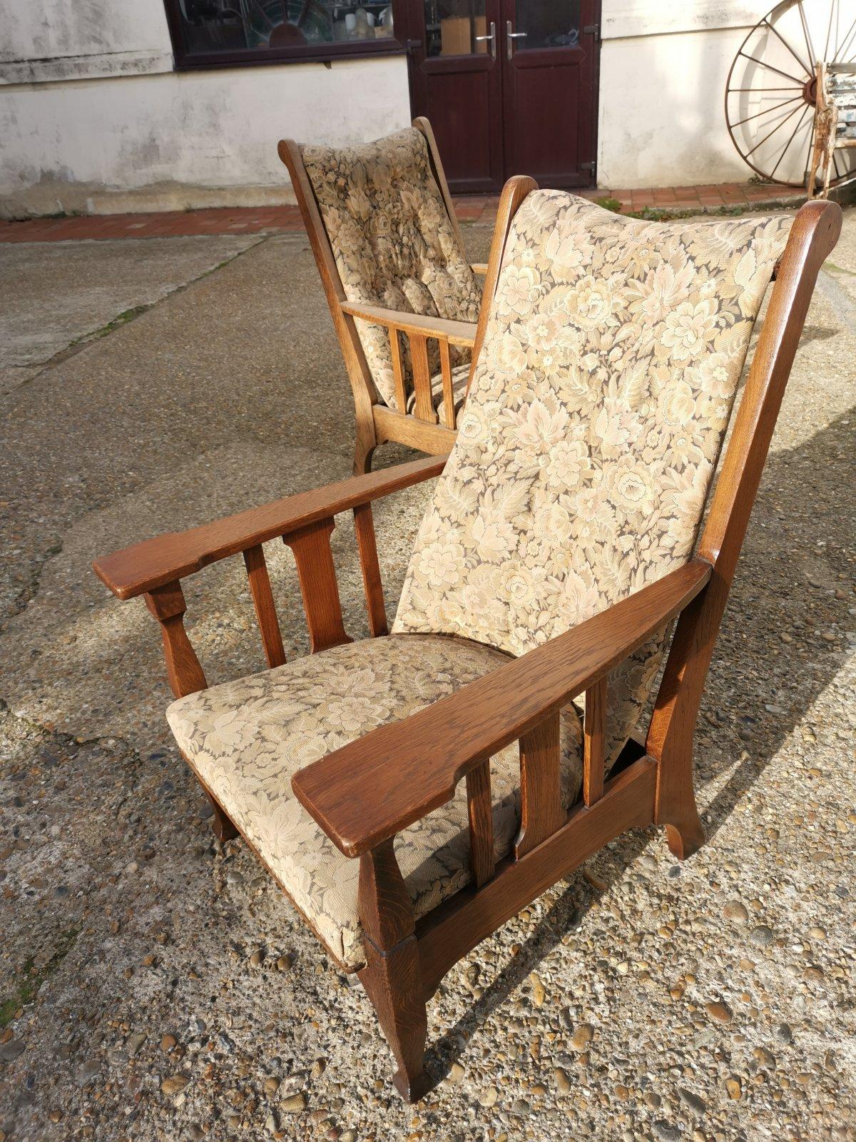 Début du 20ème siècle Deux fauteuils inclinables anglais Arts & Crafts en chêne avec grands bras plats allongés en vente