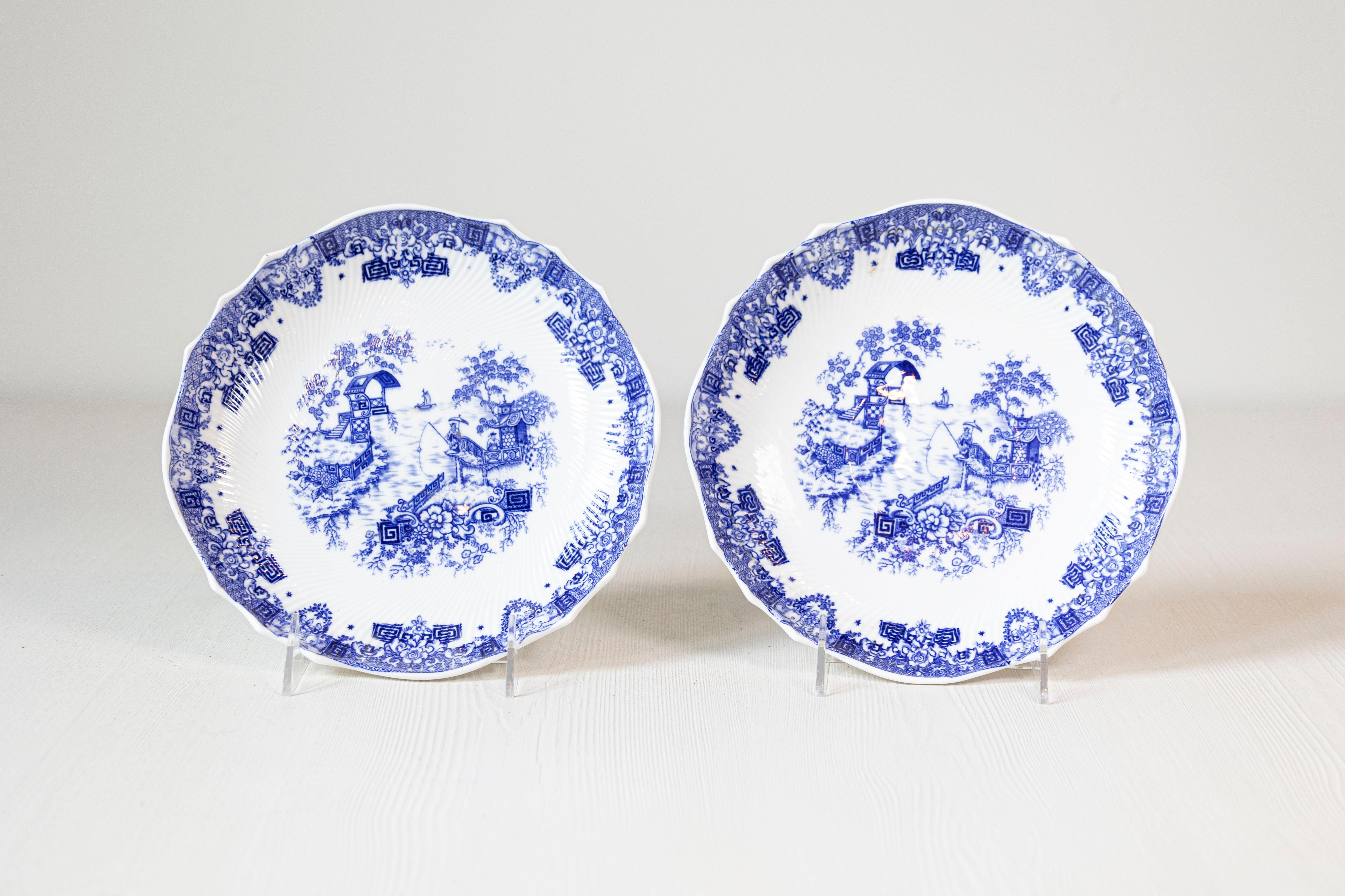 Deux assiettes anglaises d'époque victorienne en bleu et blanc de Copeland Spode, datant de la fin du 19e siècle, avec des motifs de chinoiserie, mises à prix et vendues individuellement. Nées en Angleterre dans les dernières années du XIXe siècle,