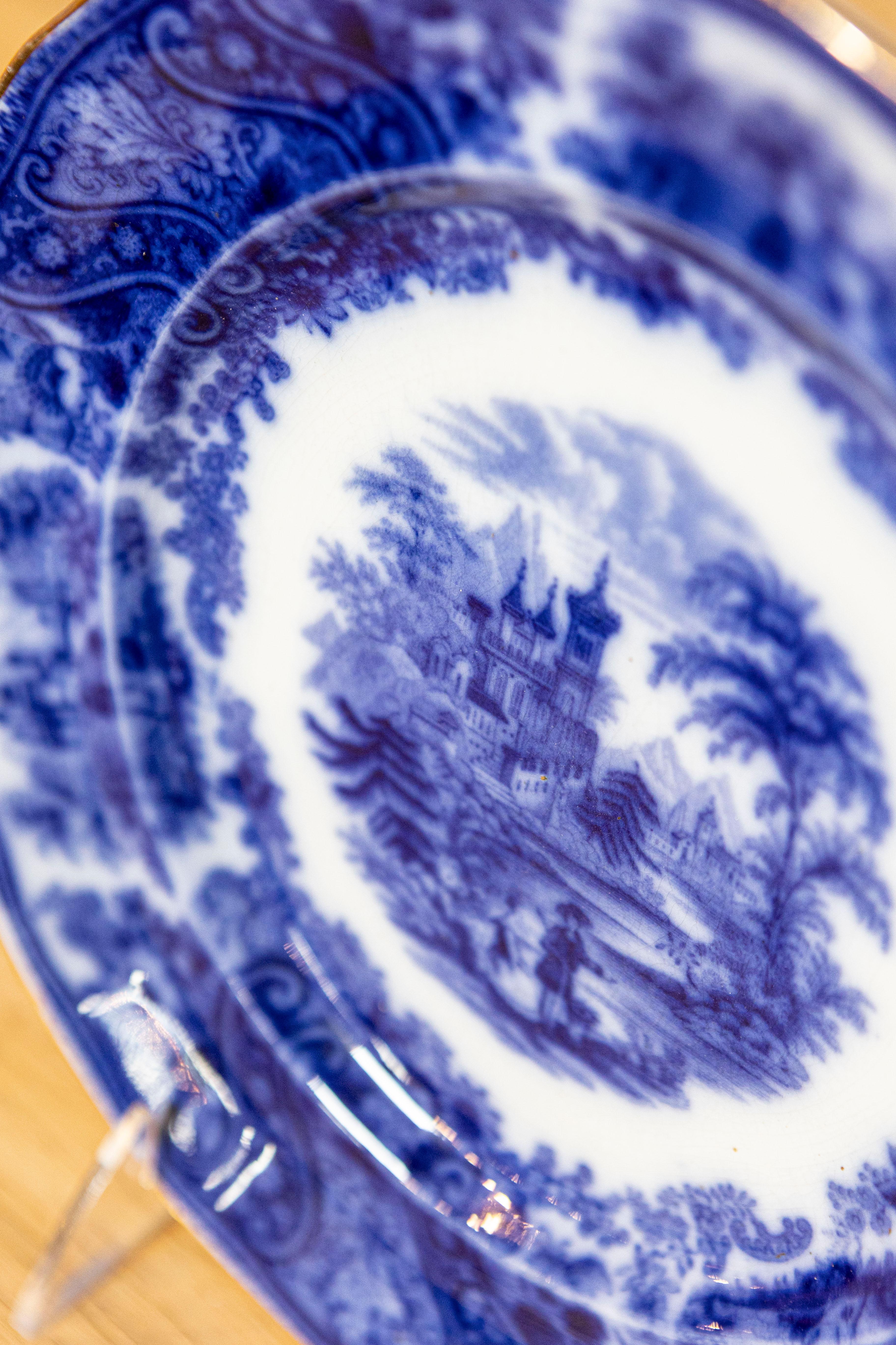 Two English Burgess & Leigh Middleport Plates with Flow Blue Nonpareil Patterns In Good Condition For Sale In Atlanta, GA