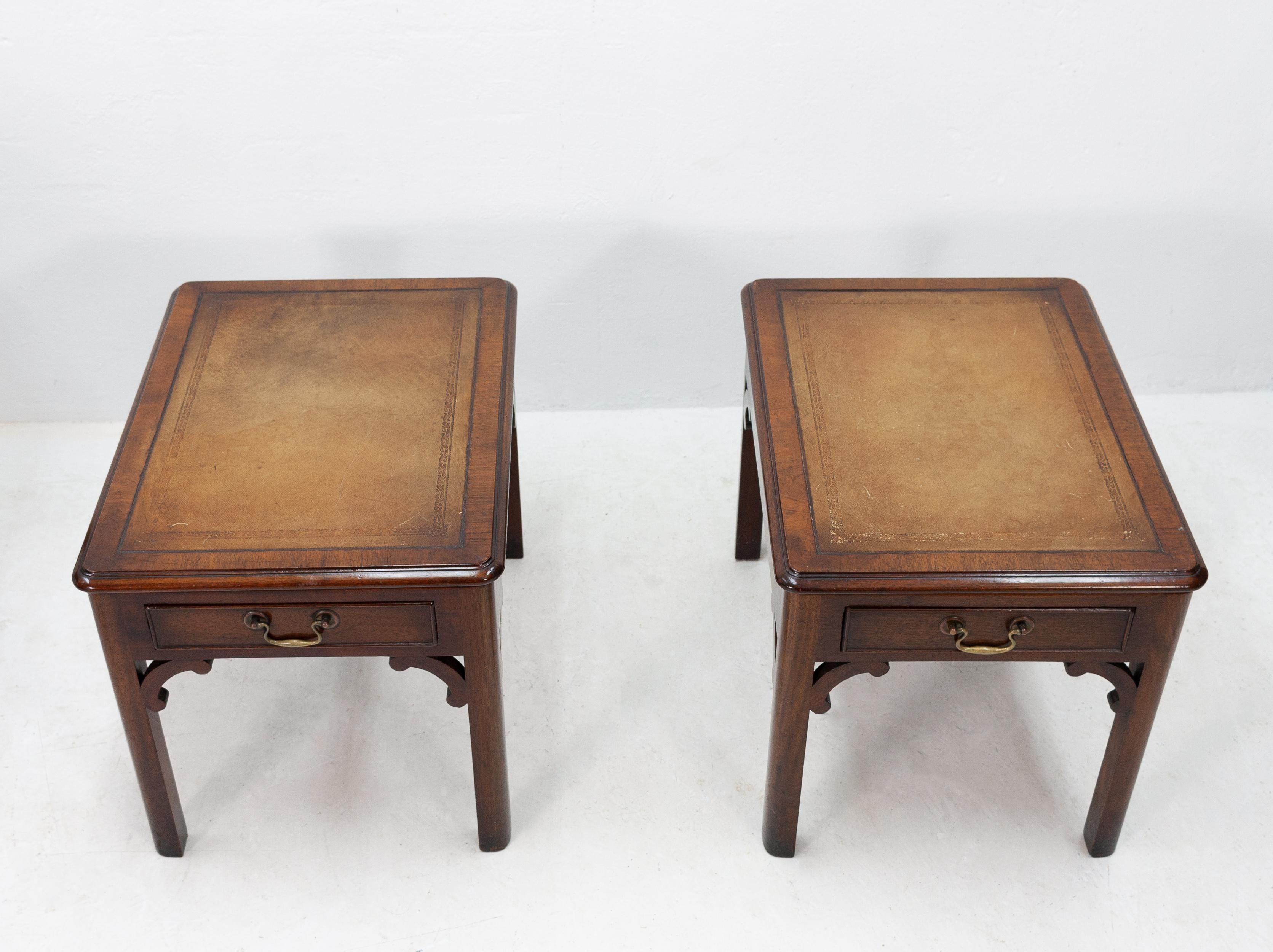 Two superb end tables or nightstands. England 1960. Solid mahogany tables, with a camel color leather top. Very good condition. Warm colors. Good quality furniture.

   
