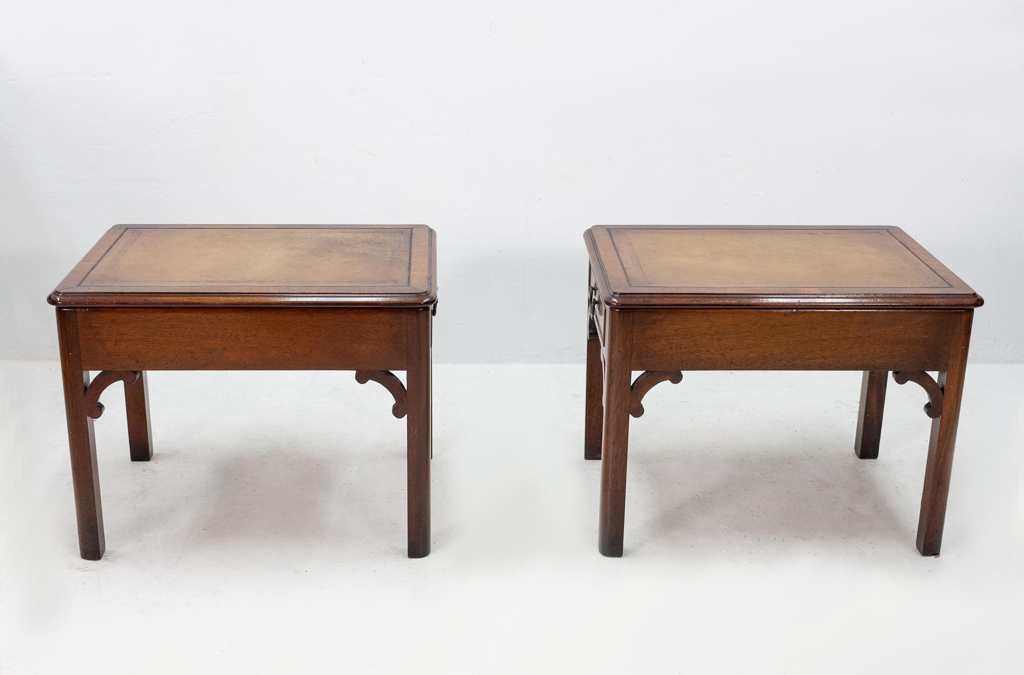 Two English Mahogany Side Tables In Good Condition In Den Haag, NL