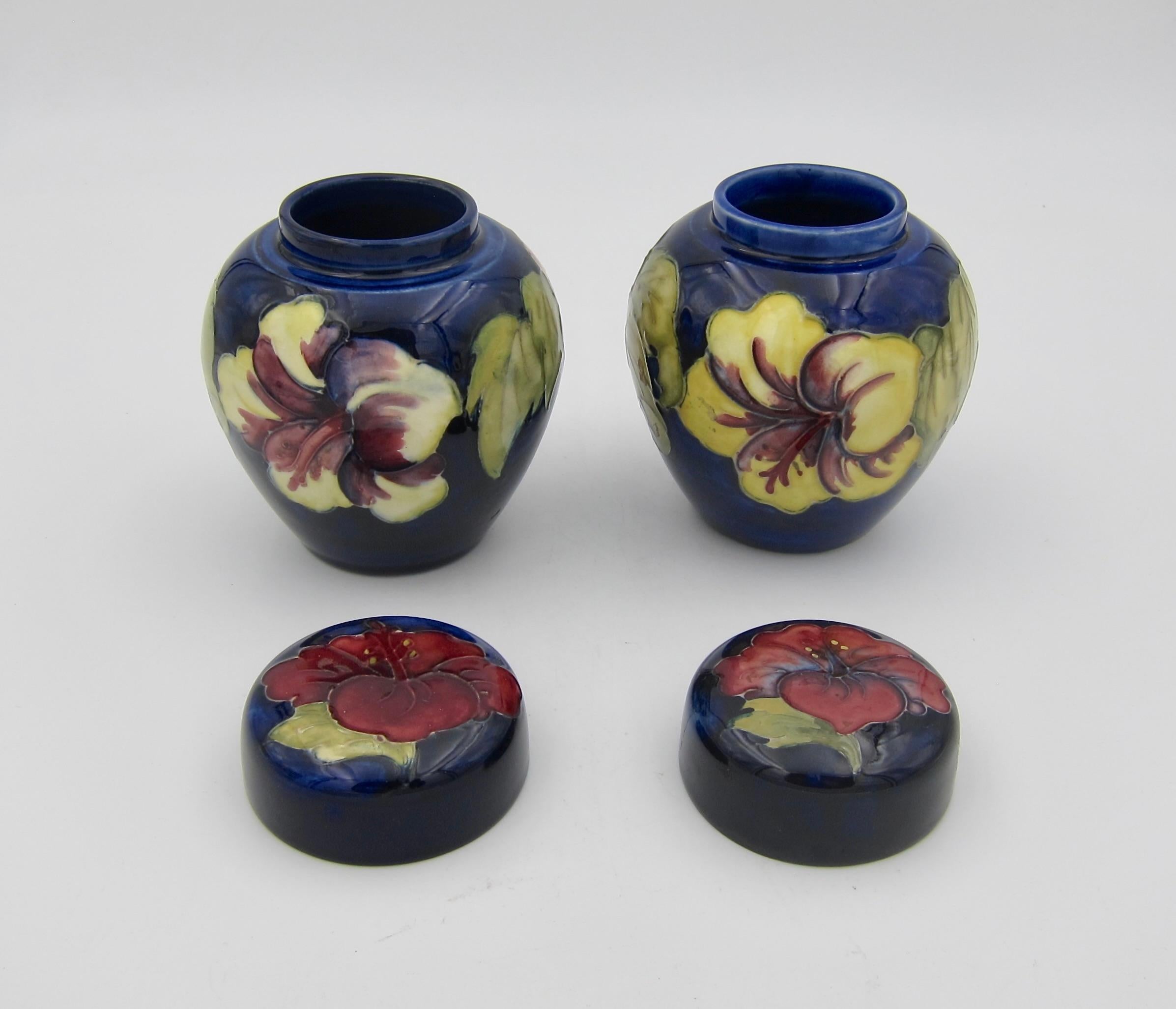 Two English Moorcroft Pottery Ginger Jars in Blue Hibiscus Pattern In Good Condition In Los Angeles, CA