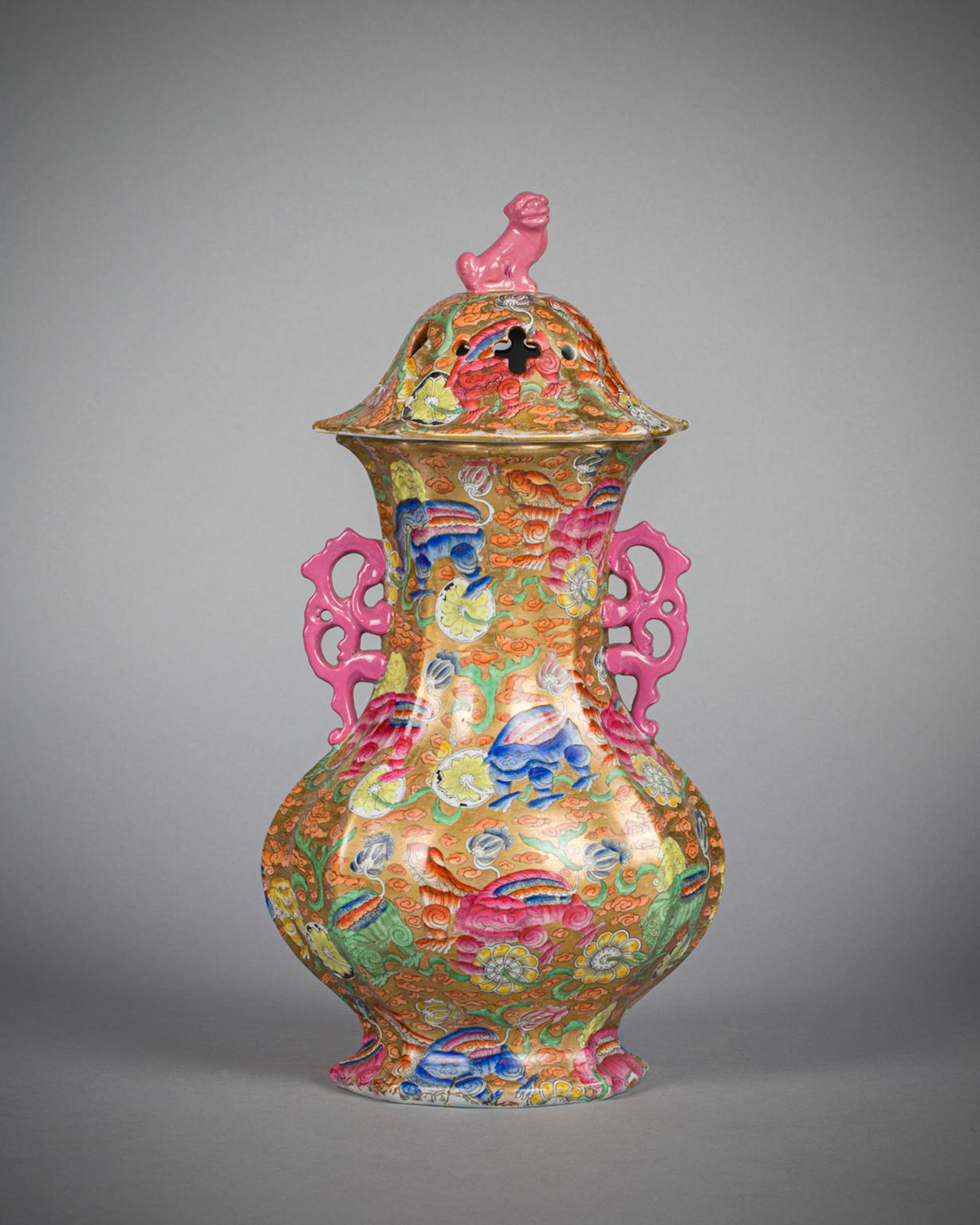 Anglais Deux vases à deux poignées recouverts de porcelaine anglaise, vers 1840 en vente