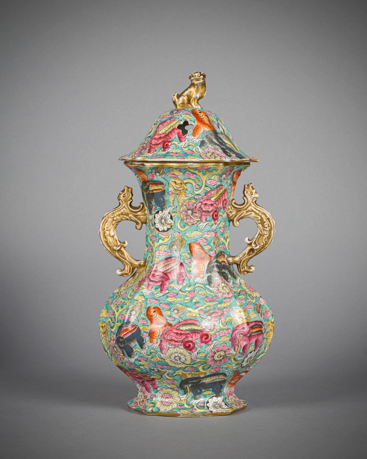 Milieu du XIXe siècle Deux vases à deux poignées recouverts de porcelaine anglaise, vers 1840 en vente