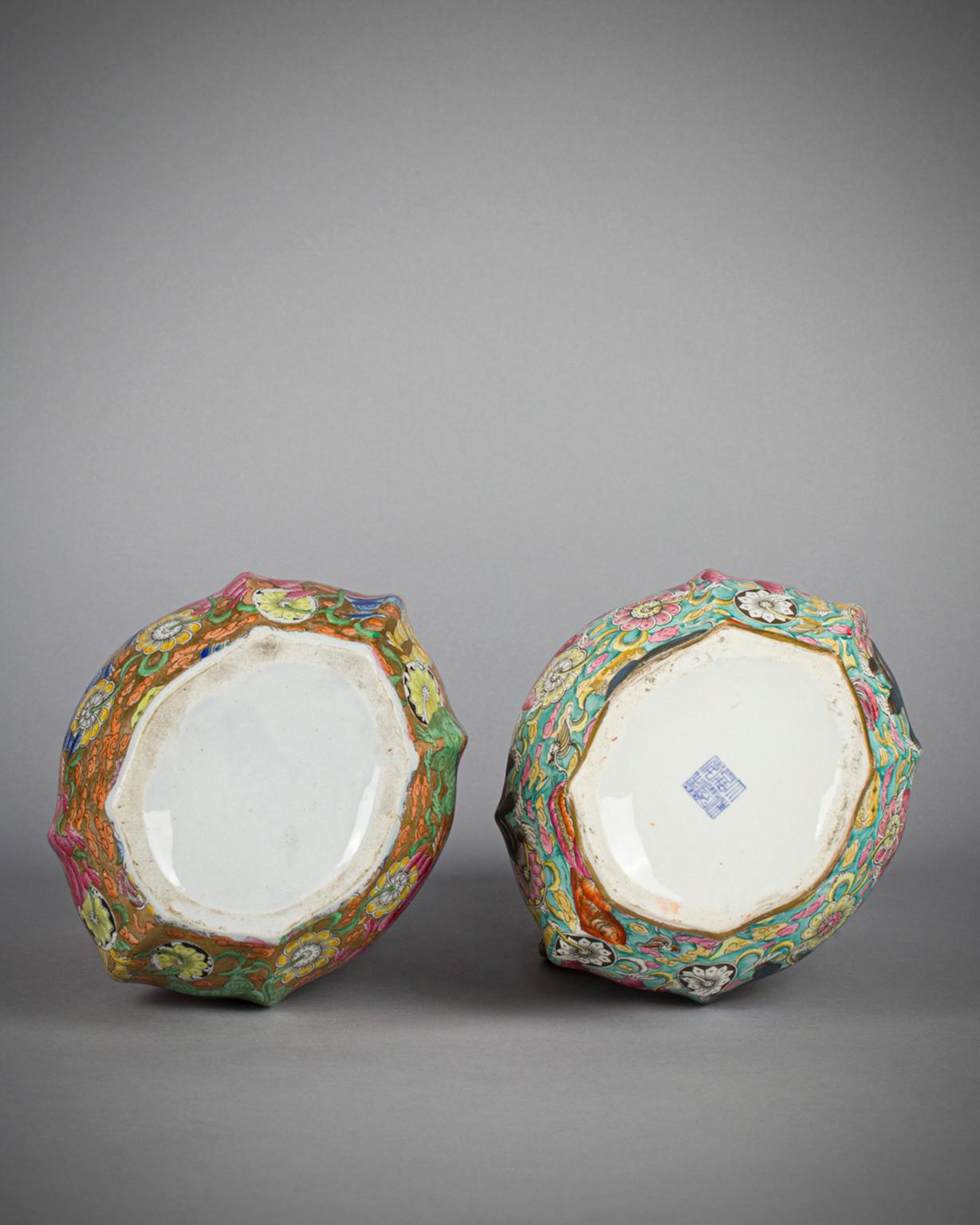 Zwei englische Porzellanvasen mit zwei Henkeln und Deckel, um 1840 im Angebot 2