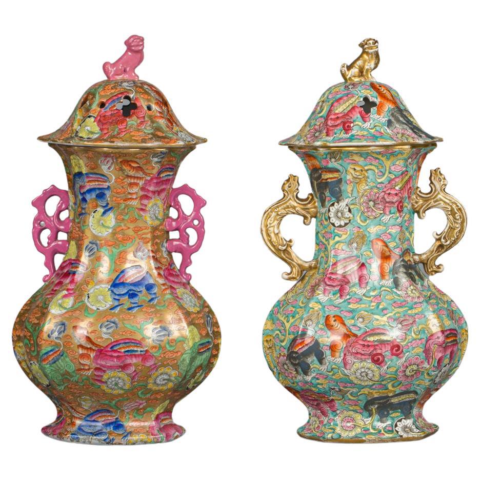 Deux vases à deux poignées recouverts de porcelaine anglaise, vers 1840 en vente